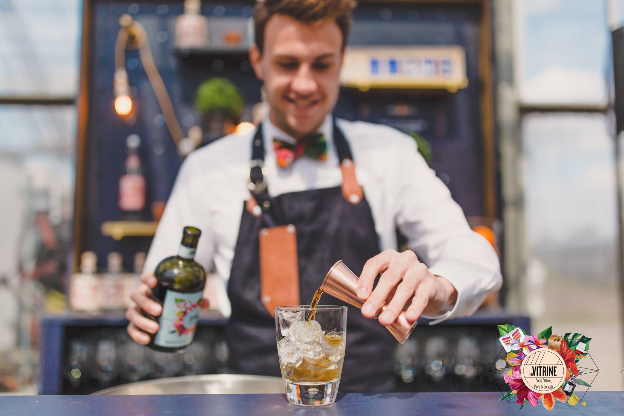 Barman serveert cocktails