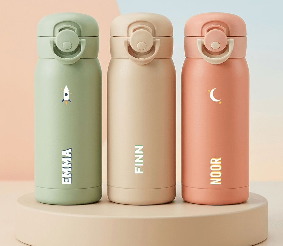 Drie kleuren kinderdrinkflessen naast elkaar