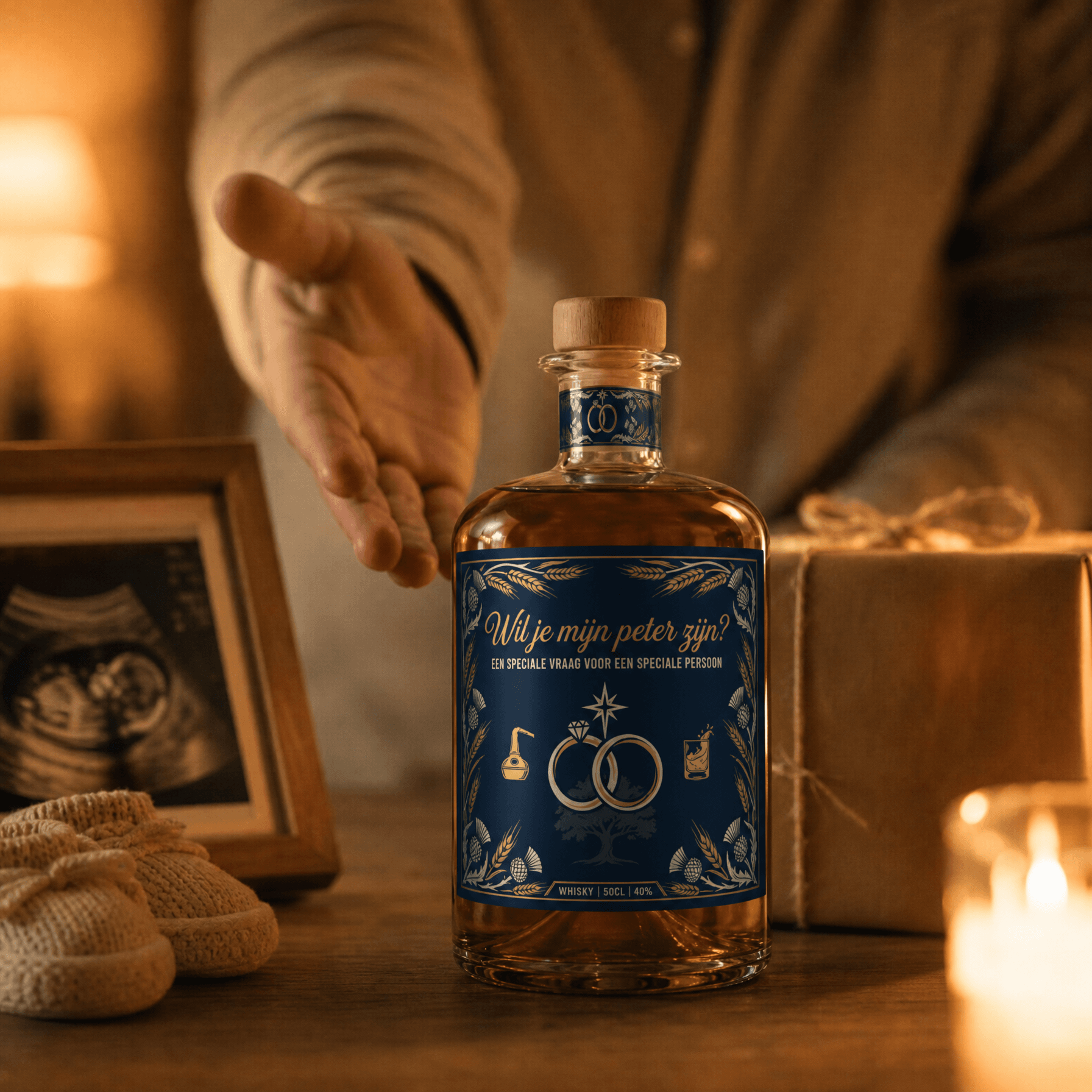 Gepersonaliseerde whisky met bedrukt etiket voor een 'Wil je mijn peter zijn?'-vraag, op houten ondergrond in warm licht.