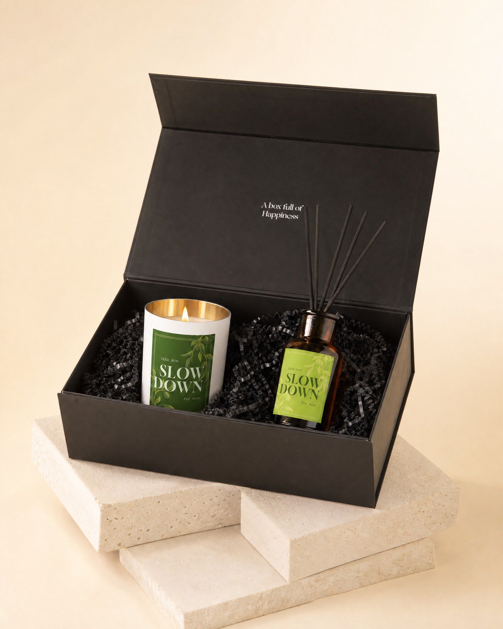 Cadeaubox kaars en geurstokjes met eigen etiket, liggend in de open geschenkdoos