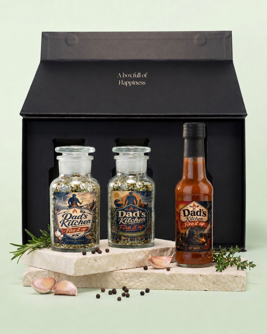 Gepersonaliseerde cadeaubox met kruiden en saus als vaderdagcadeau, twee kruidenpotten en een fles pikante saus voor de geschenkdoos