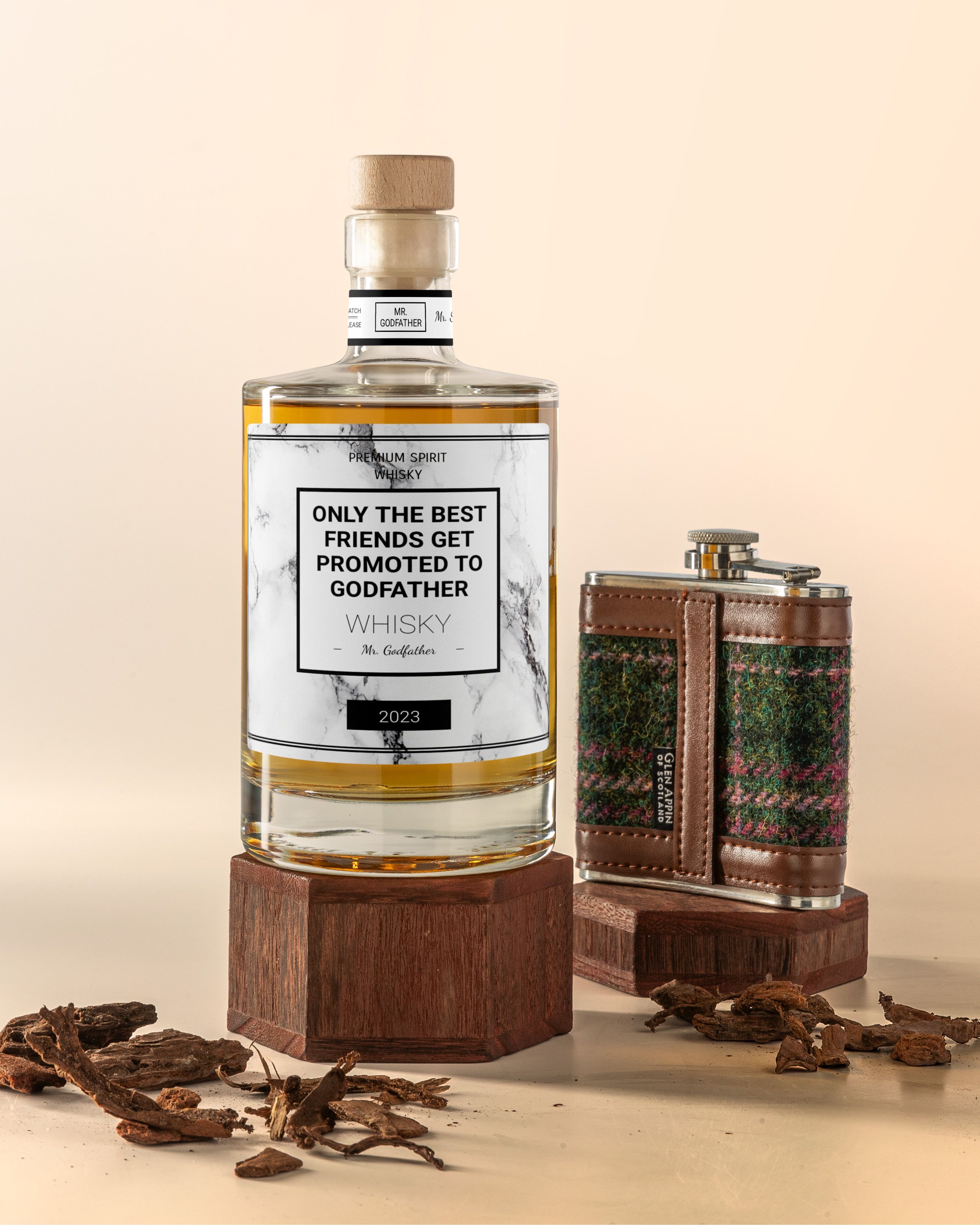 Gepersonaliseerde whisky fles met 'Only the Best Friends Get Promoted to Godfather' label en bijpassende heupfles