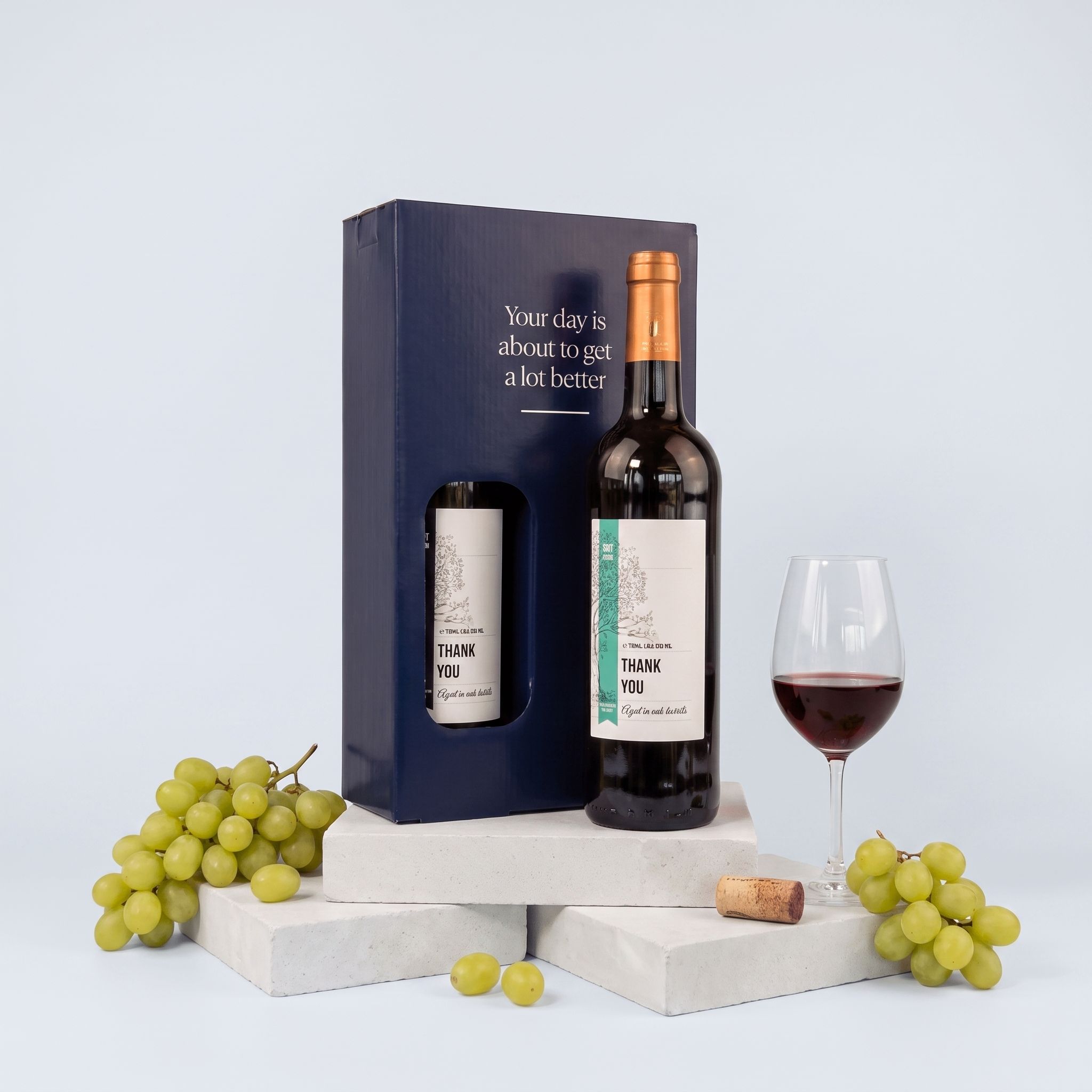Duobox wijngeschenk met gepersonaliseerde fles en druiven op stenen sokkel