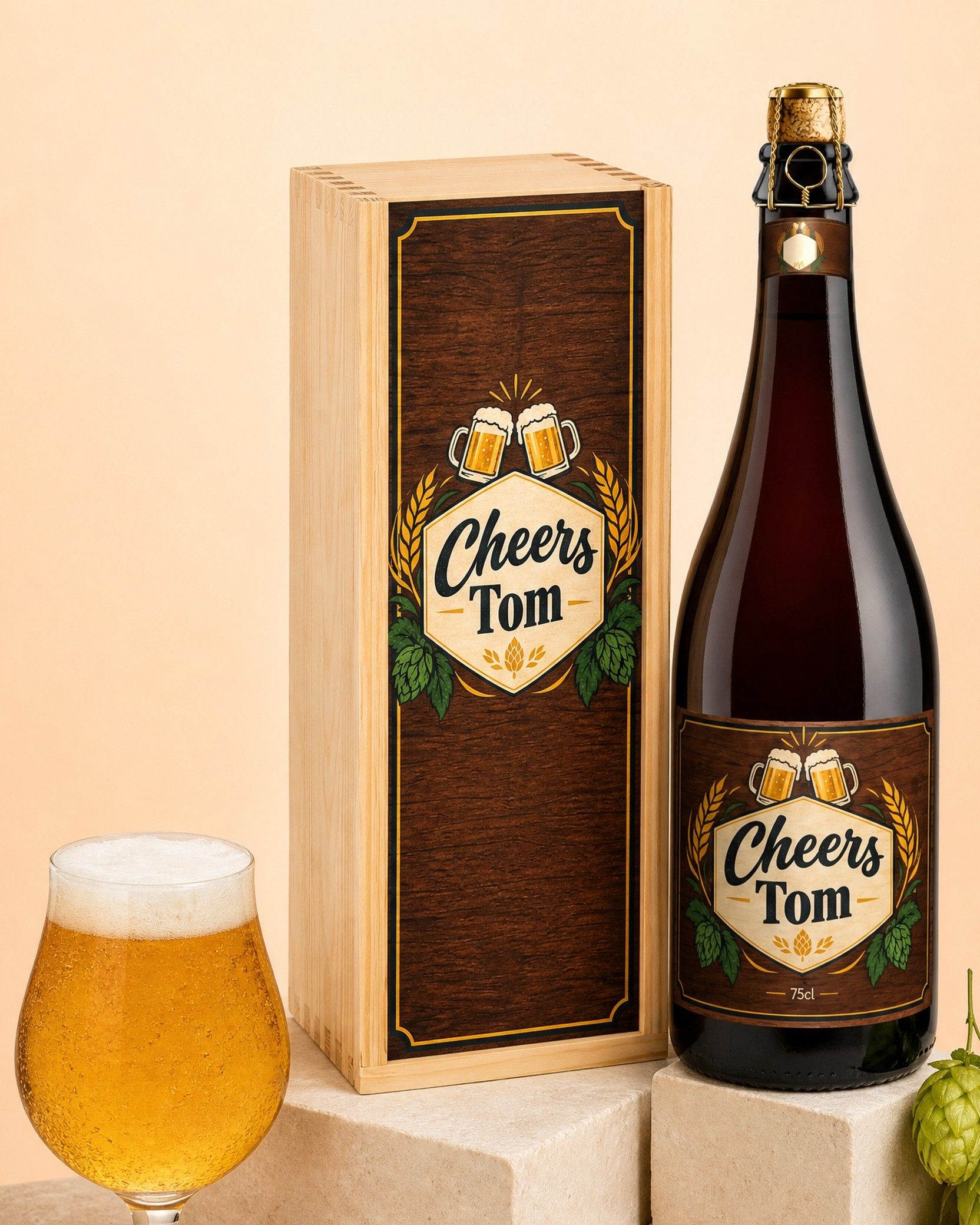 Gepersonaliseerd bier in een houten kist met bedrukt deksel Cheers Tom, met een gevuld bierglas en hop