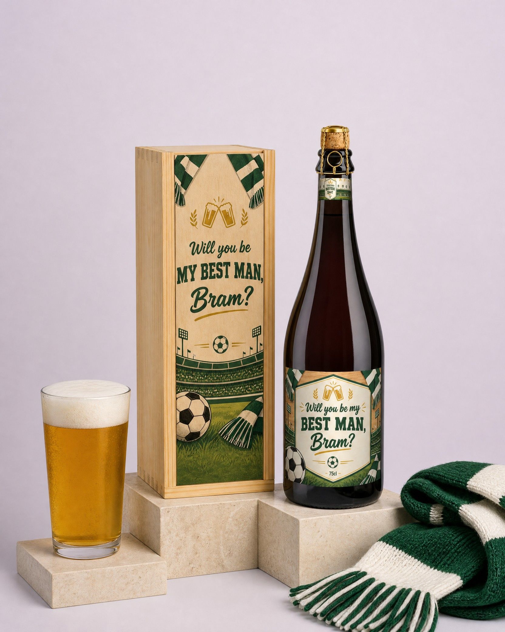 Houten kist met bedrukt deksel Will you be my best man, Bram? en een fles bier met hetzelfde etiket