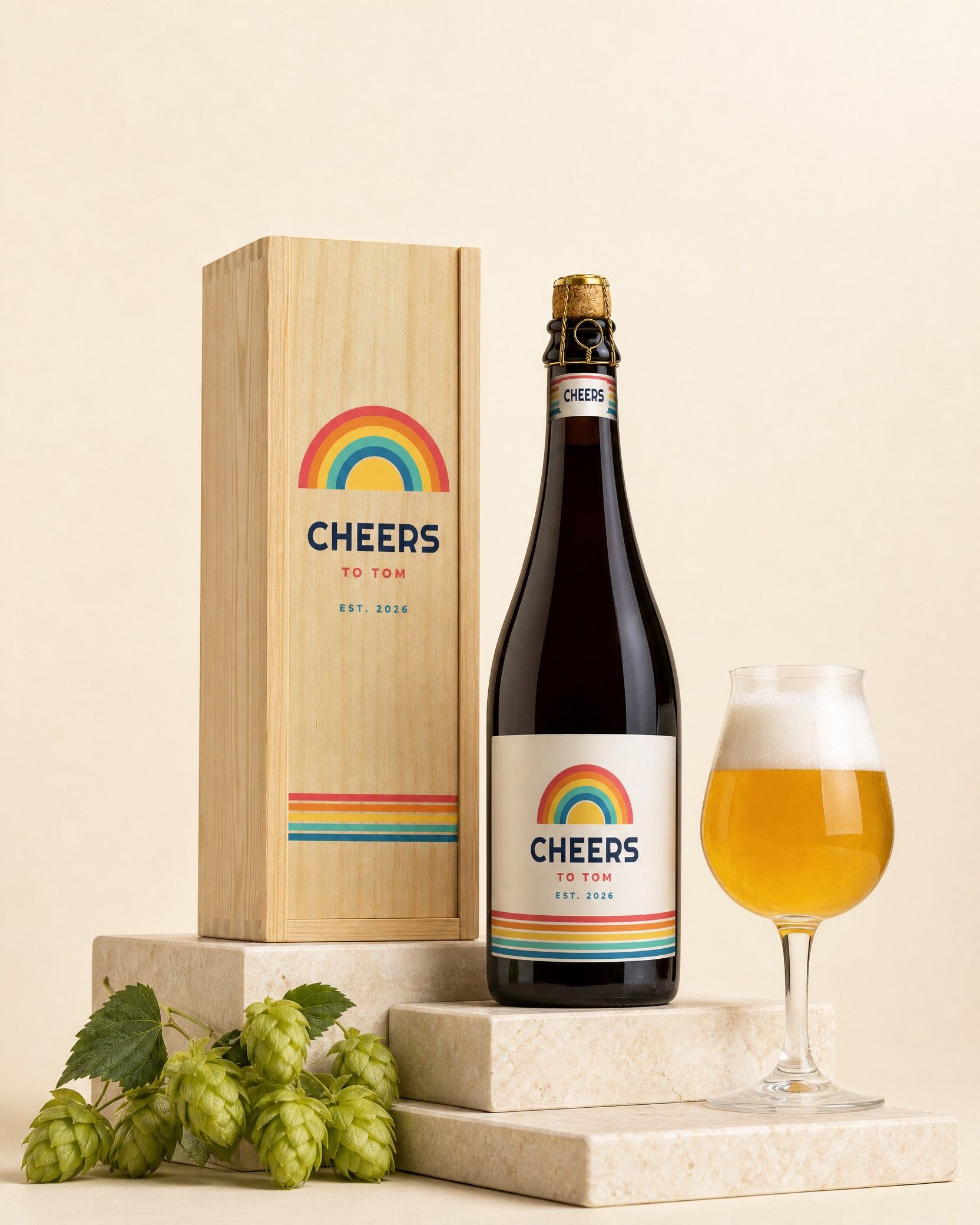 Gepersonaliseerd bier in een houten kist met bedrukt deksel Cheers to Tom en een gevuld bierglas