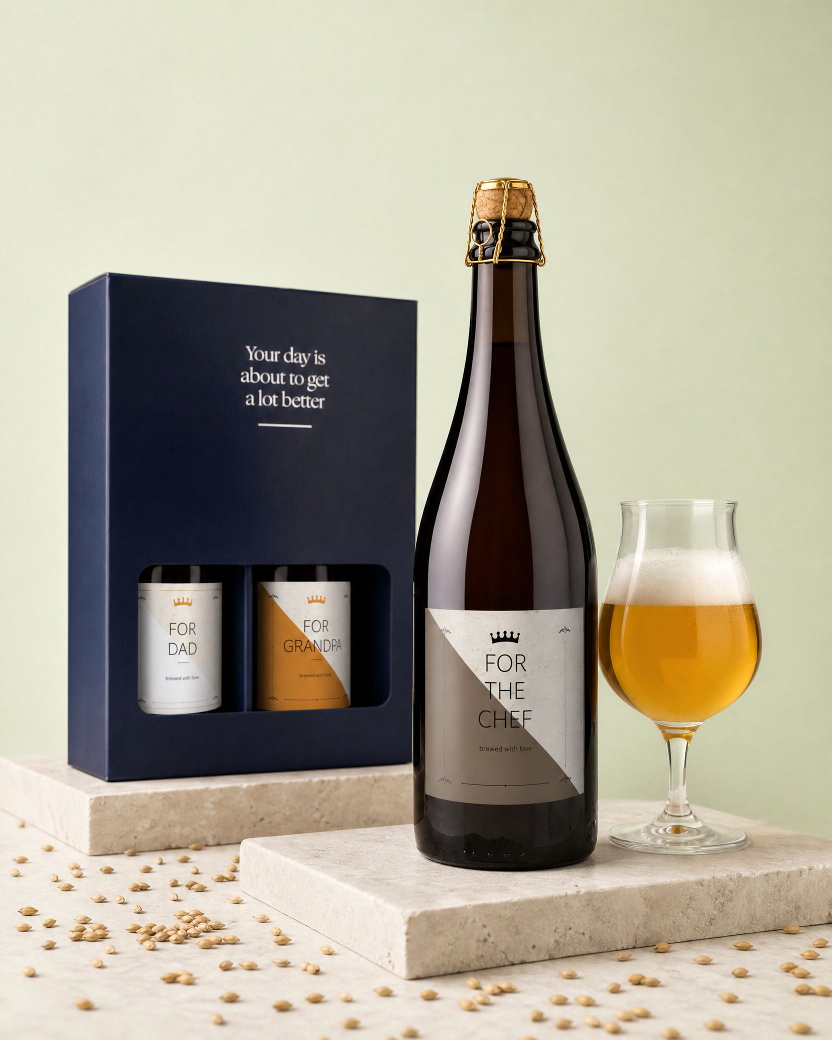 Gepersonaliseerd bierpakket als bedankje, met een fles en een gevuld bierglas naast de geschenkdoos