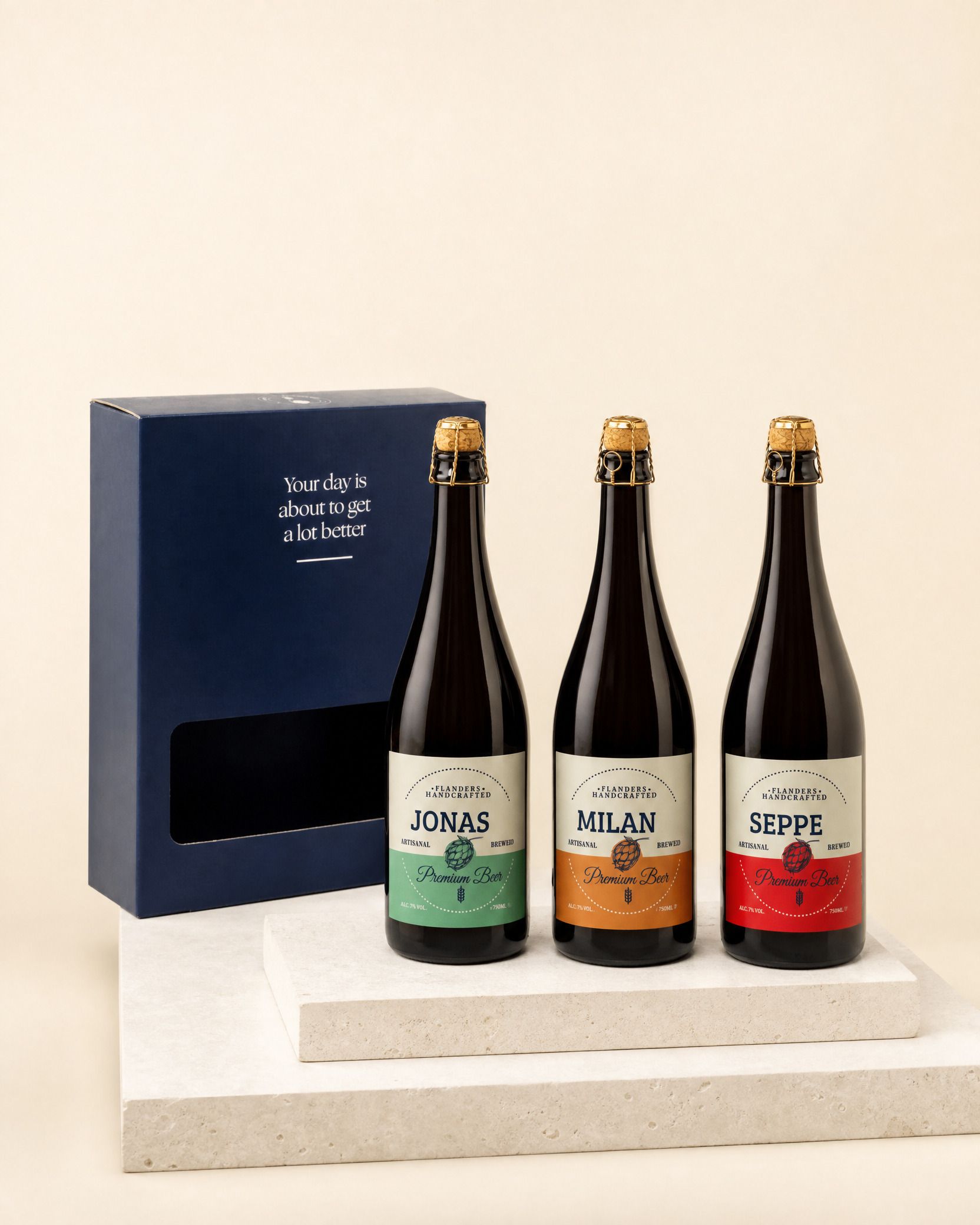 Drie flessen bier uit het geschenkpakket, elk met een eigen naam en kleur op het etiket