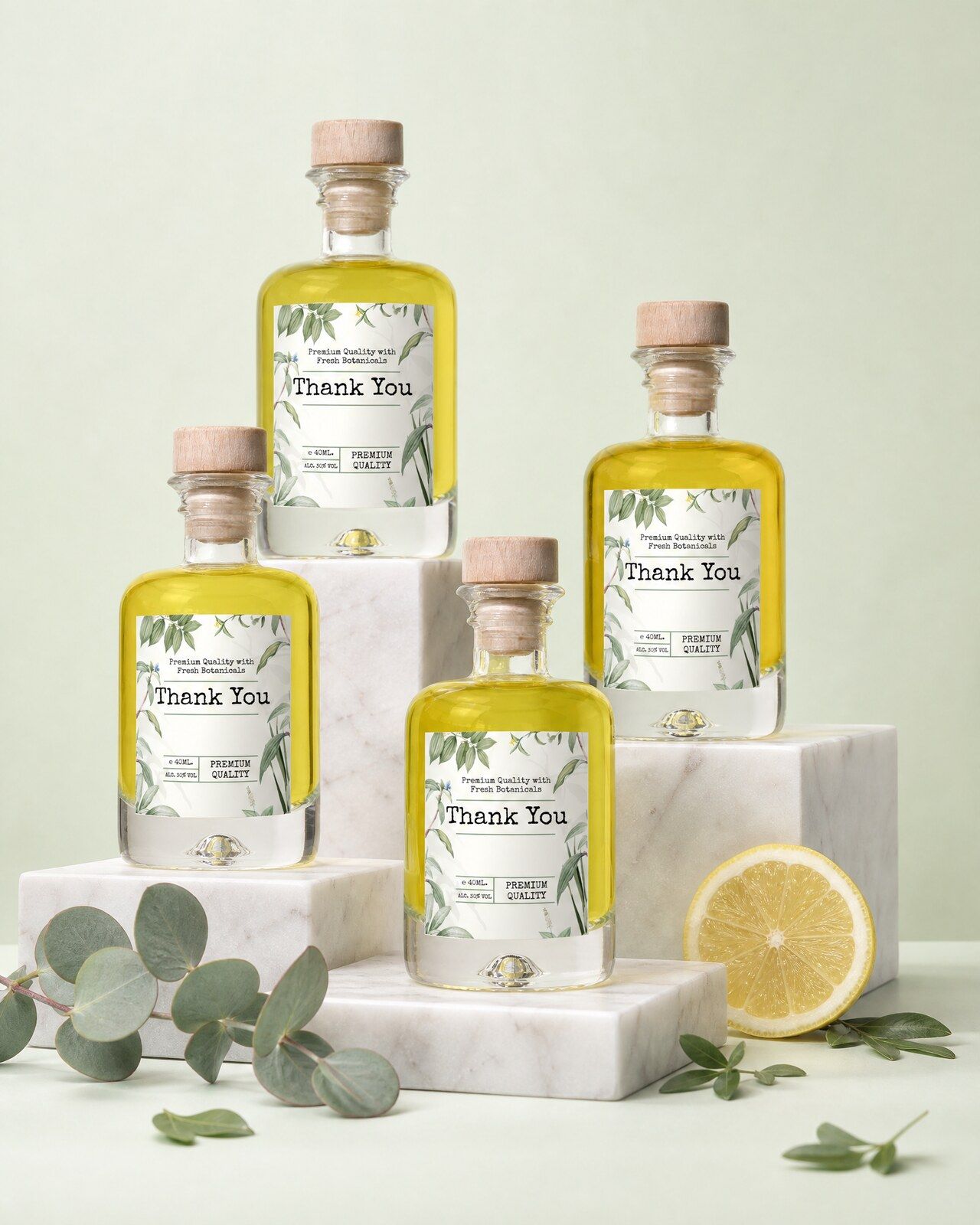 Vier gepersonaliseerde limoncello mini flesjes met een botanisch bedankje-etiket