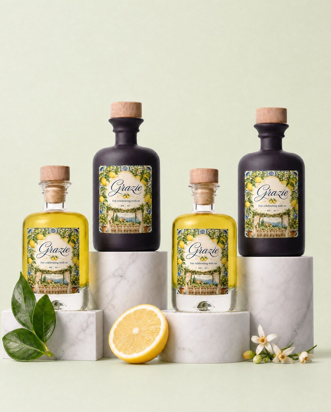 Gepersonaliseerde limoncello mini flesjes in helder en mat zwart glas als huwelijksbedankje