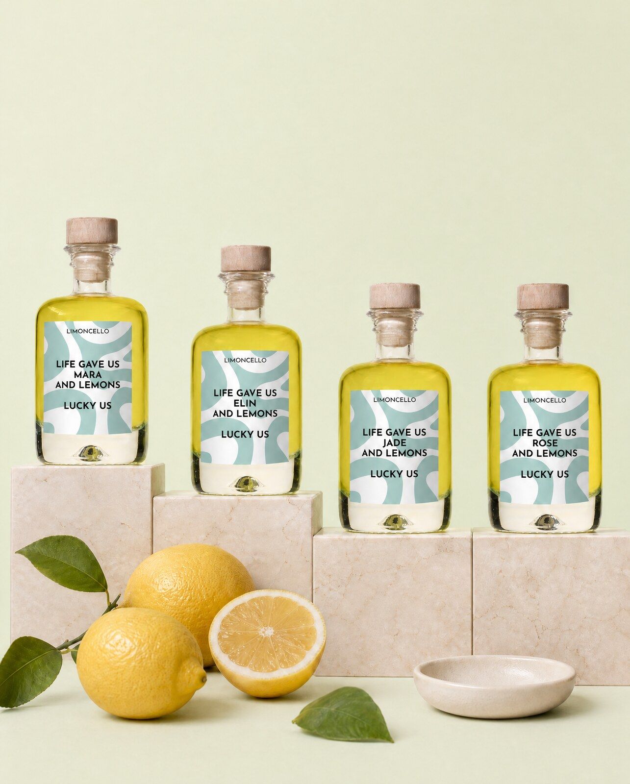 Vier gepersonaliseerde limoncello mini flesjes met een eigen naam per flesje