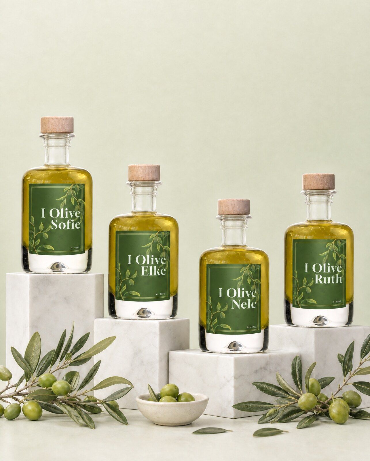 Vier gepersonaliseerde mini flesjes olijfolie met een I Olive You etiket