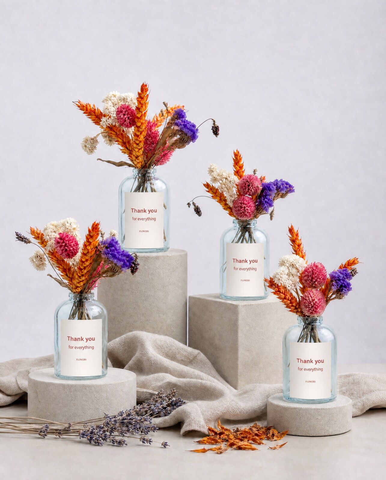 Vier gepersonaliseerde mini vaasjes met droogbloemen met een bedankje-etiket