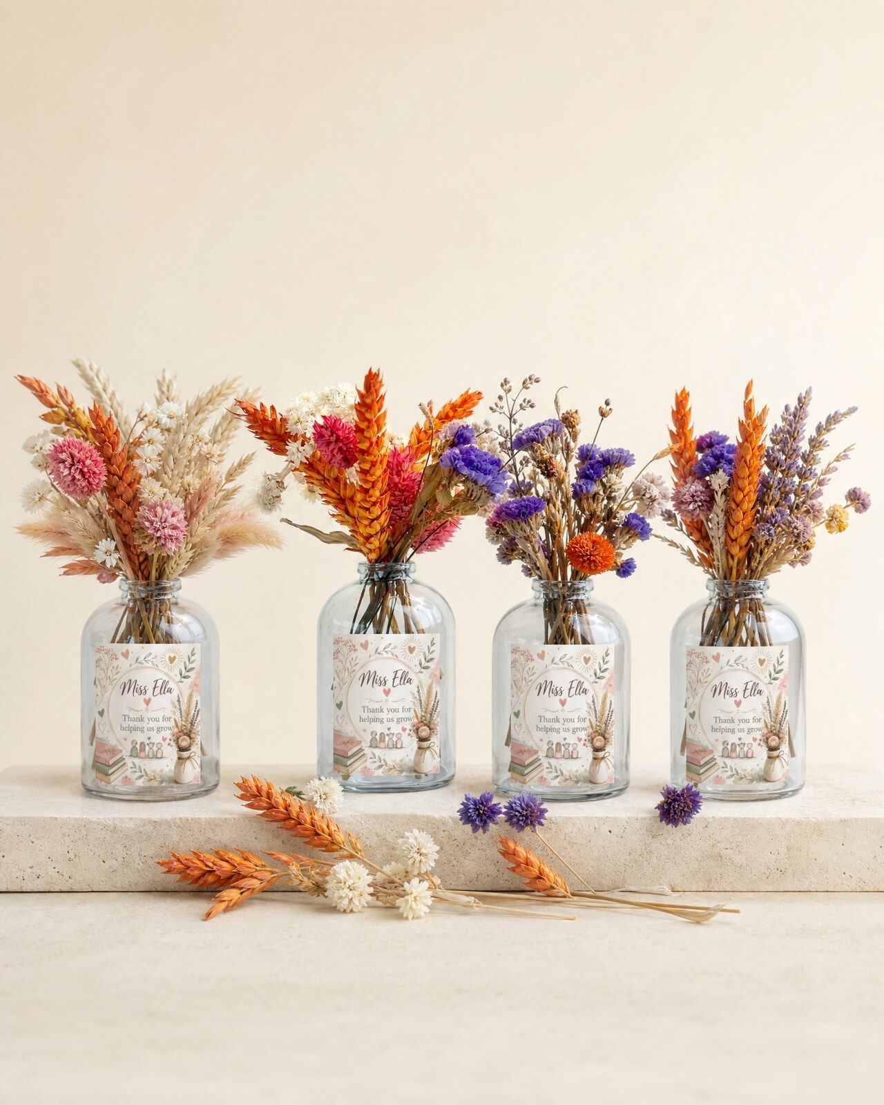 Vier gepersonaliseerde mini vaasjes met droogbloemen als bedankje voor de juf