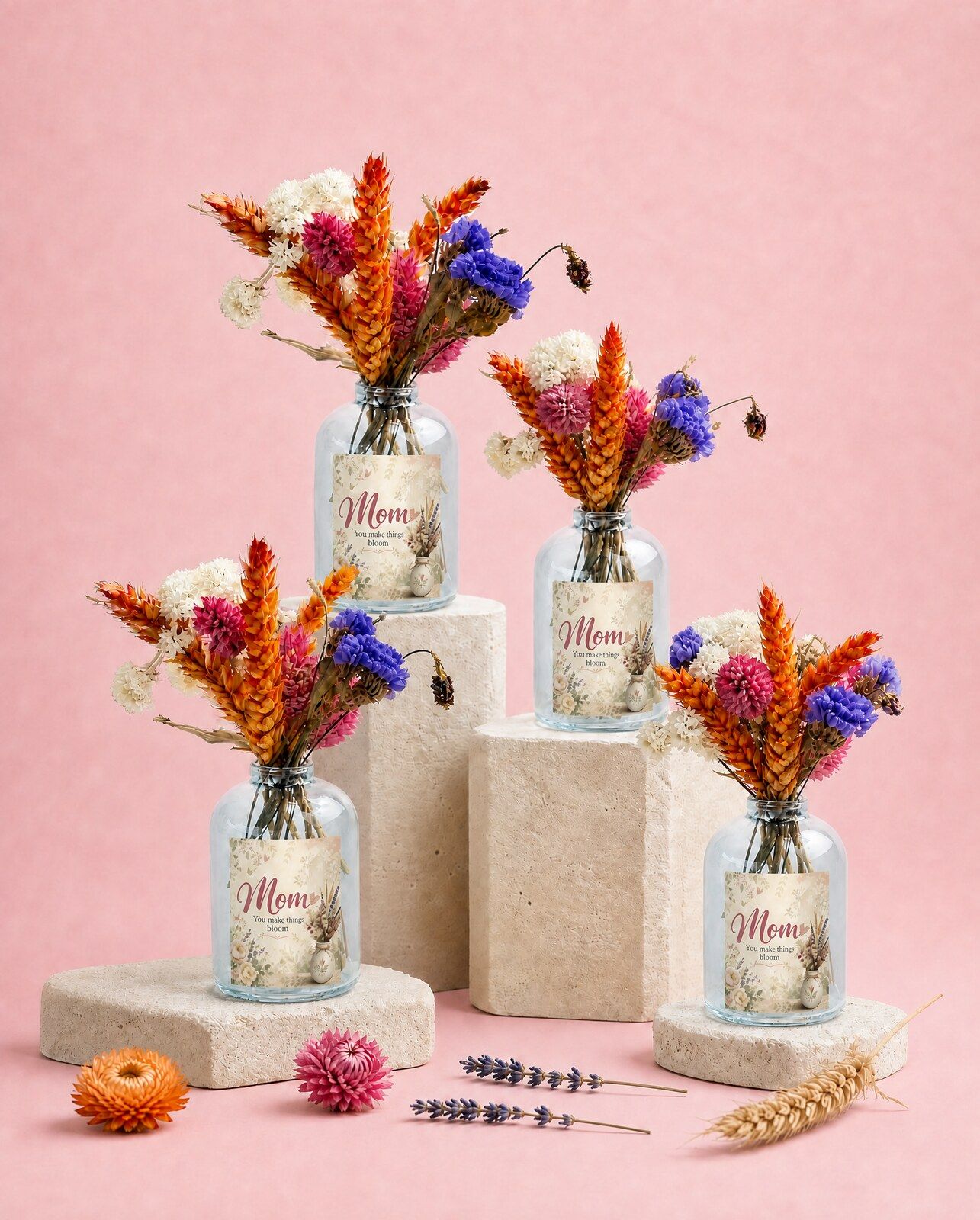 Vier gepersonaliseerde mini vaasjes met droogbloemen als moederdagcadeau
