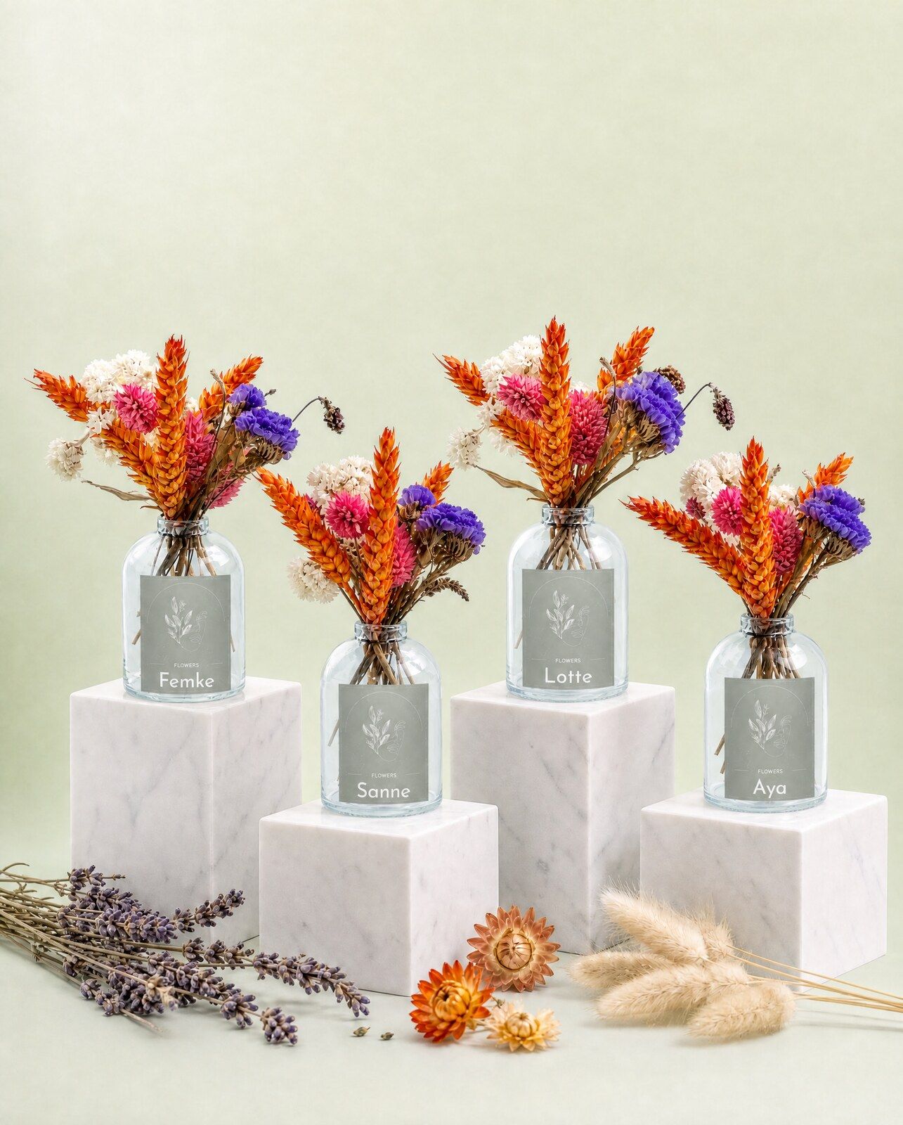 Vier gepersonaliseerde mini vaasjes met droogbloemen met een eigen naam per vaasje