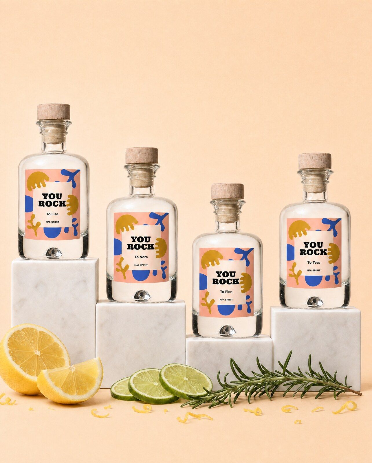 Vier gepersonaliseerde alcoholvrije gin mini flesjes met een kleurrijk You Rock etiket