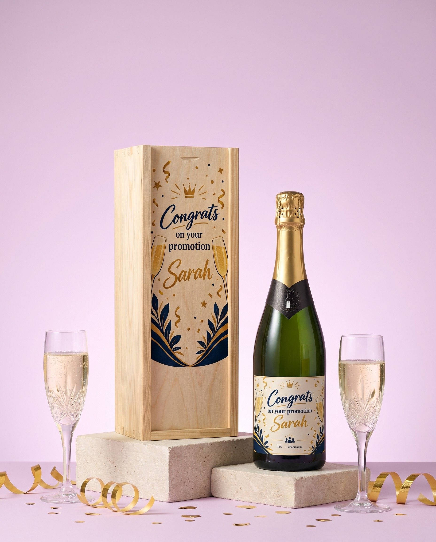 Gepersonaliseerde champagne in houten kist met bedrukt deksel Congrats on your promotion Sarah