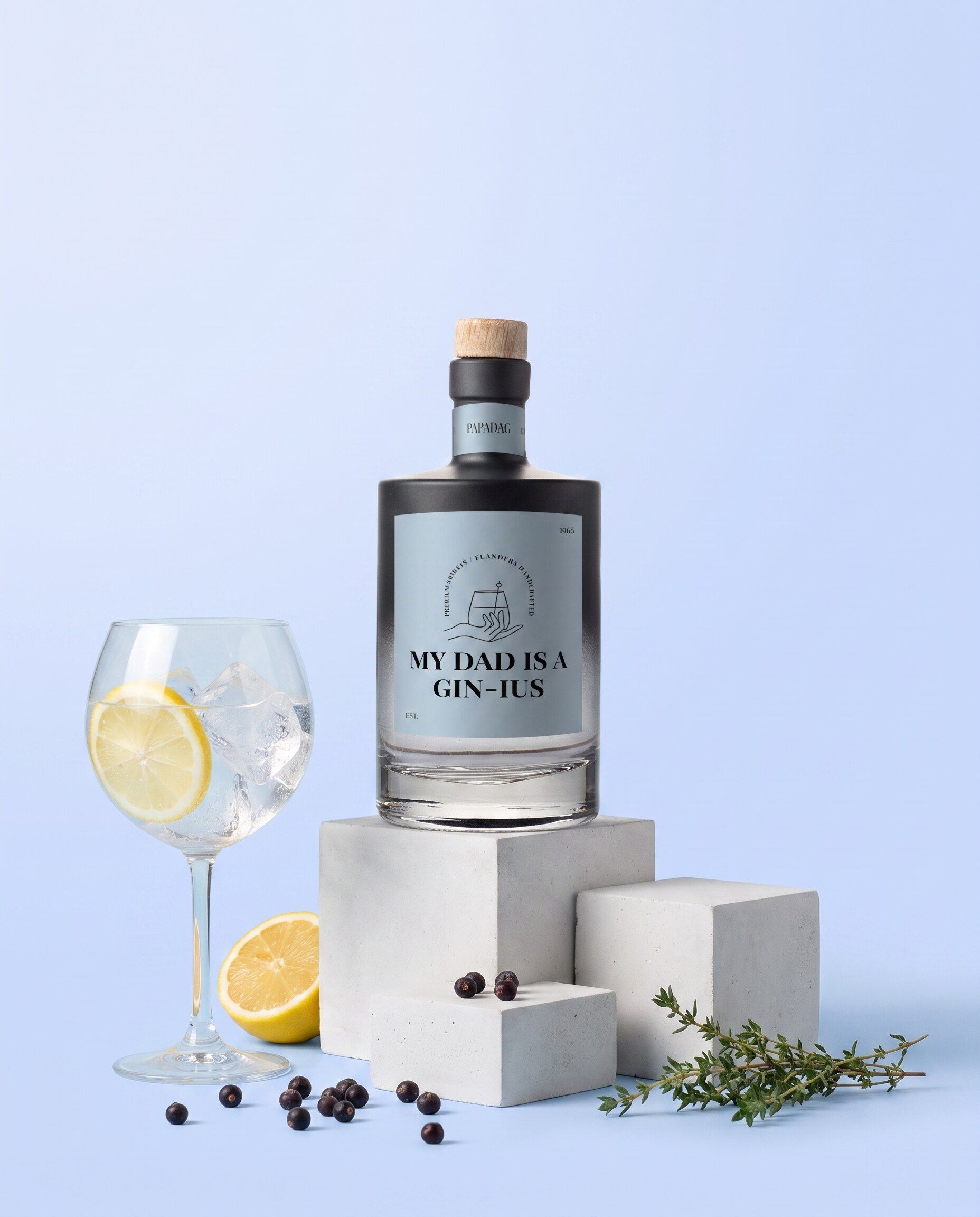 Gepersonaliseerde gin met een gin-tonic in het glas ernaast