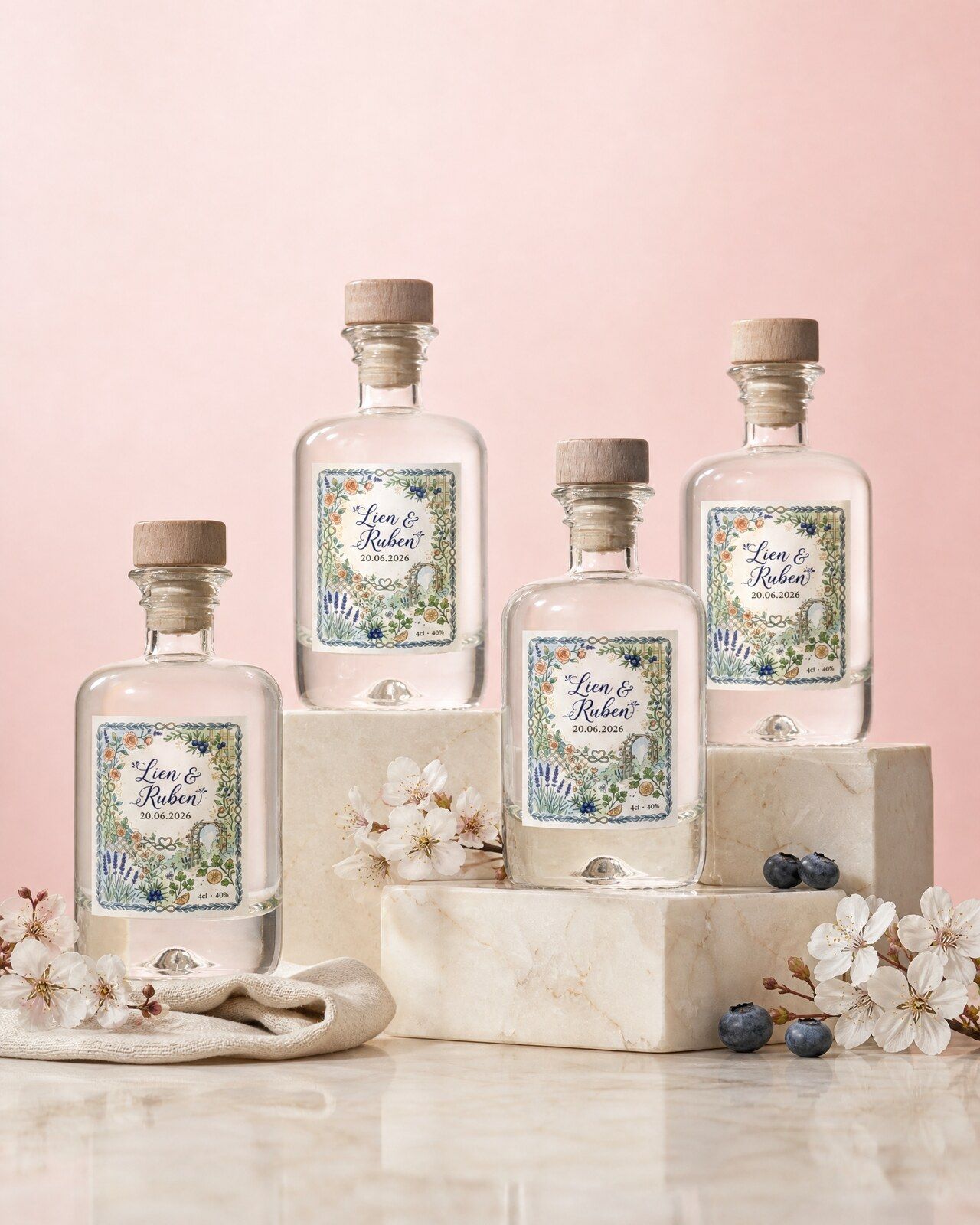 Vier gepersonaliseerde gin mini flesjes als huwelijksbedankje voor de gasten