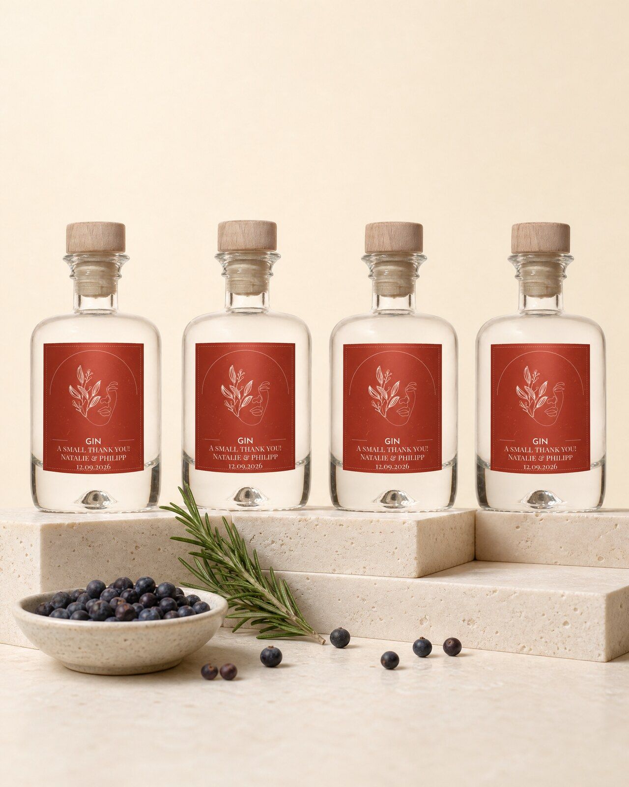 Vier identieke gepersonaliseerde gin mini flesjes met een eigen etiket uit de ontwerptool
