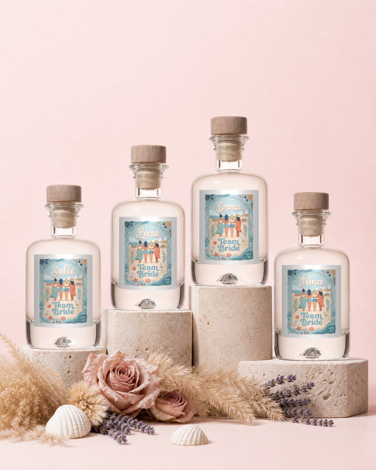 Vier gepersonaliseerde gin mini flesjes met de namen van de vriendinnen, als vrijgezellencadeau