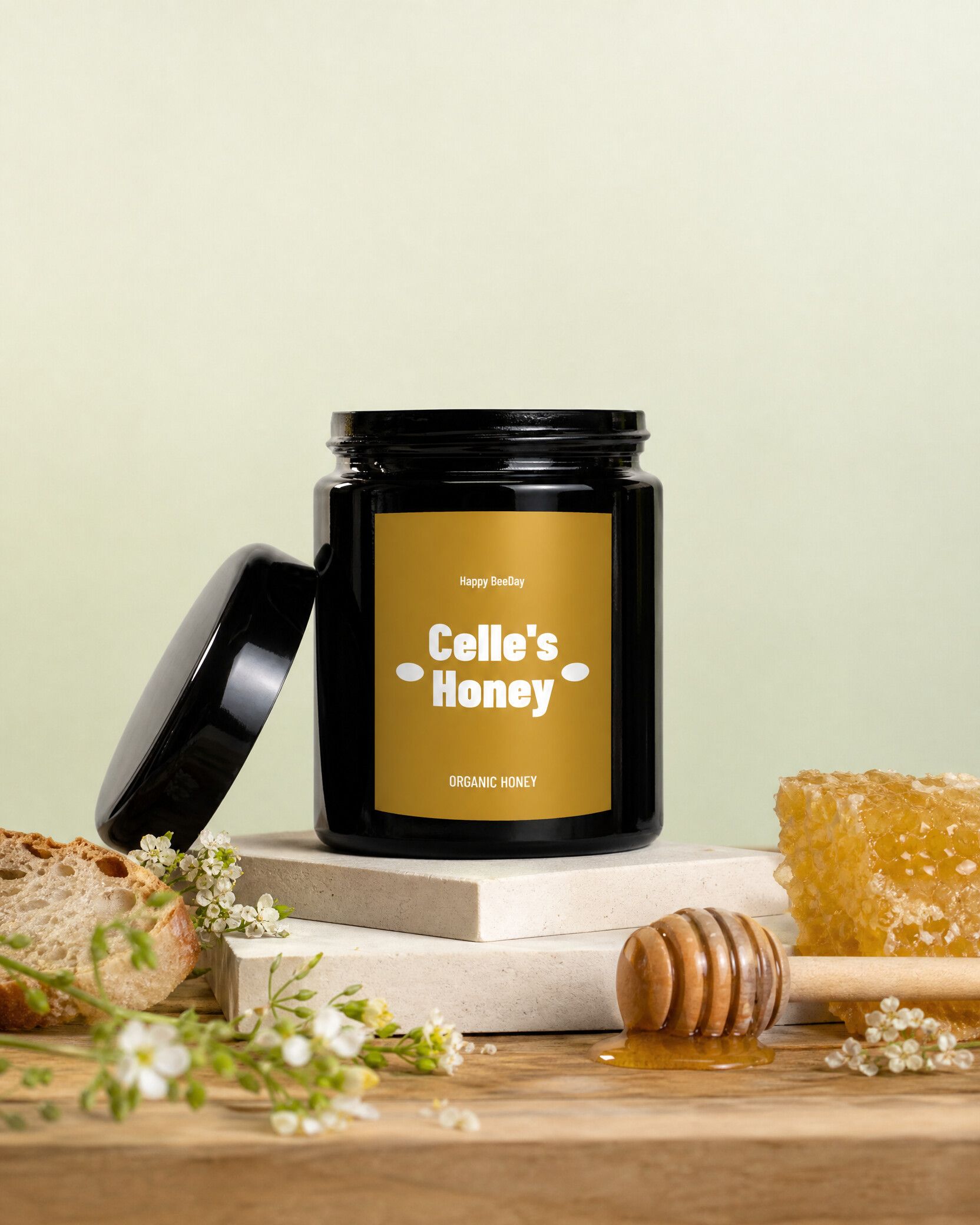 Gepersonaliseerde honing met Happy BeeDay-etiket en honingraat