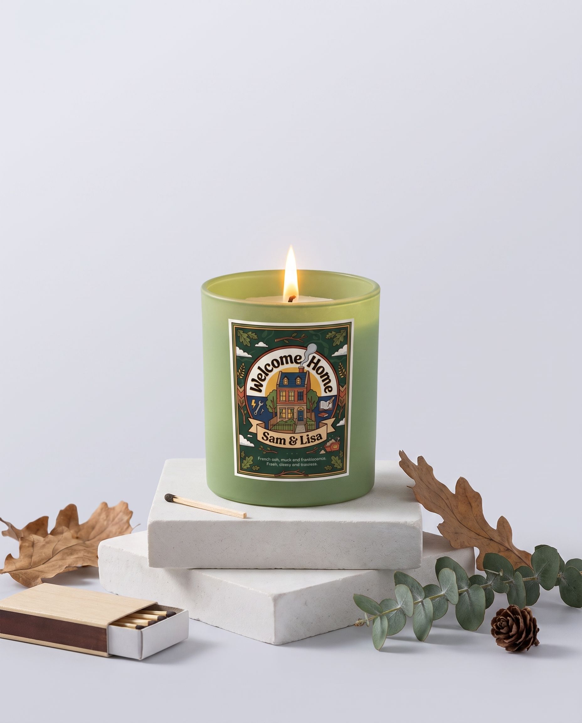 Gepersonaliseerde groene geurkaars als housewarming-cadeau met huisje op het etiket