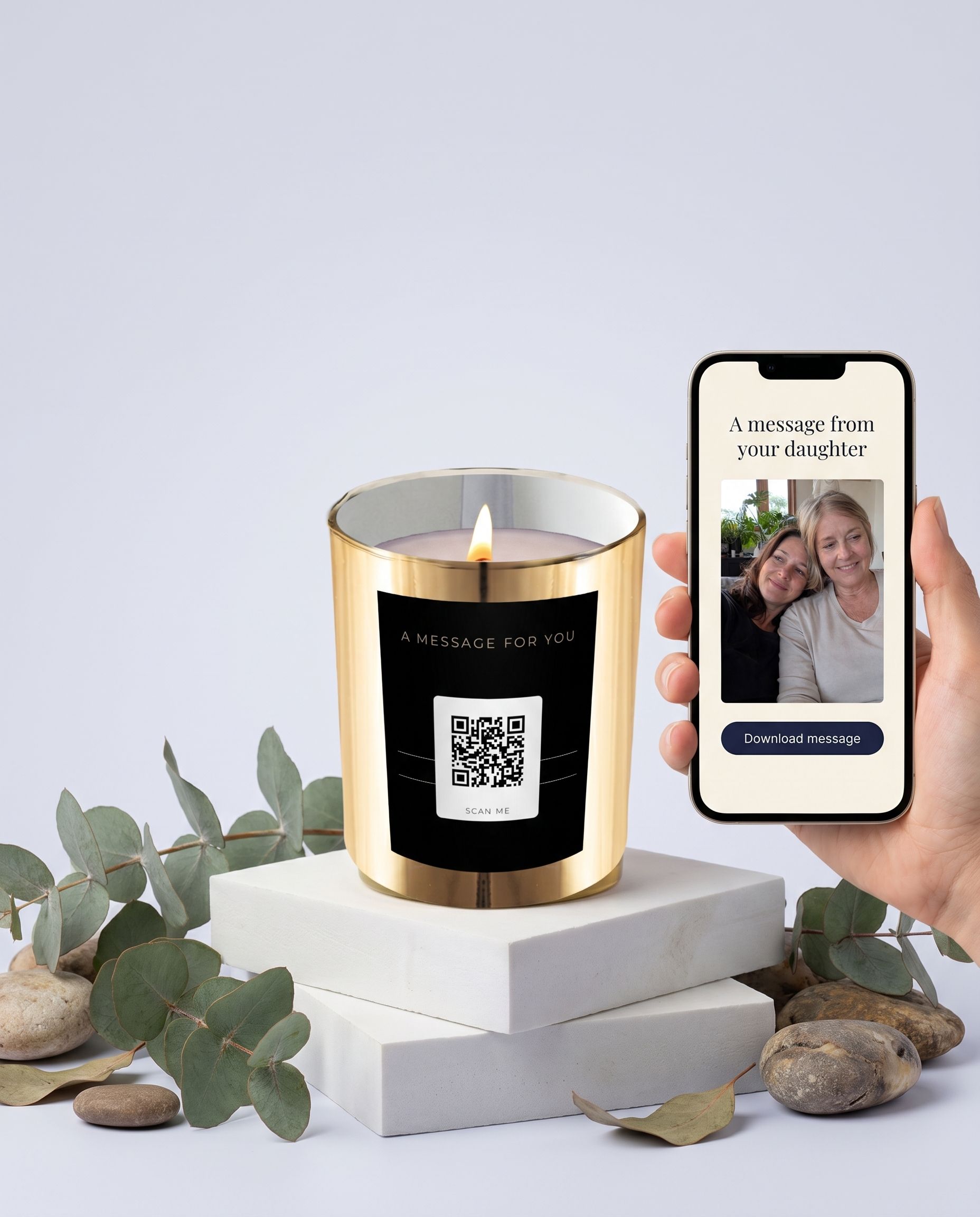Gepersonaliseerde gouden geurkaars met QR-code die een persoonlijke videoboodschap toont