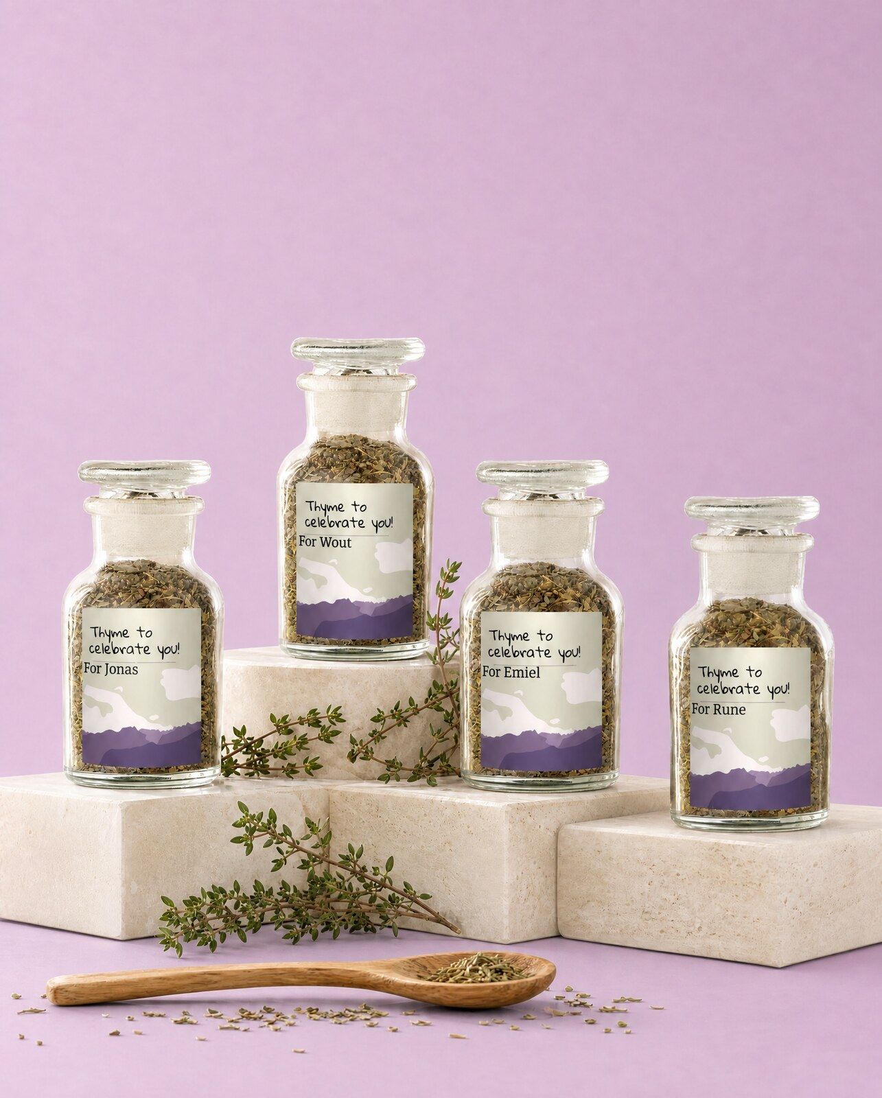 Vier gepersonaliseerde mini potjes mediterrane kruiden met een eigen naam per potje