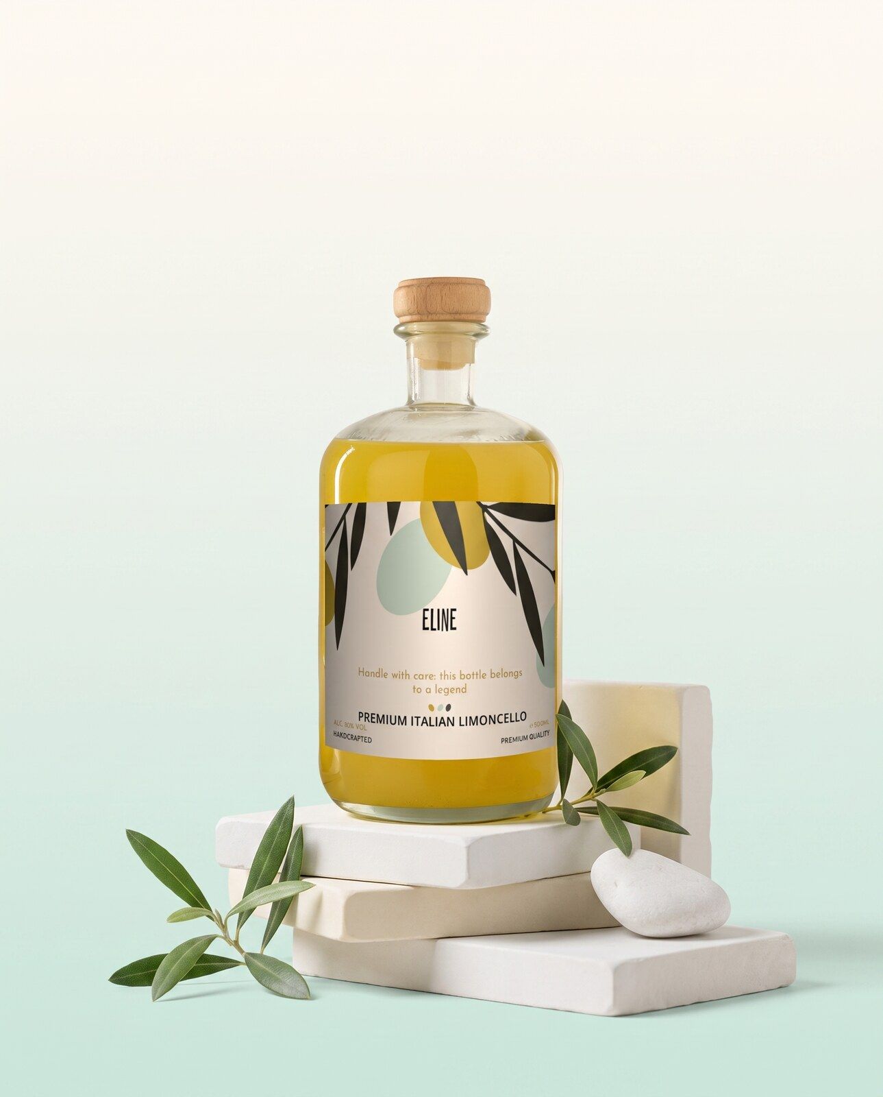 Gepersonaliseerde limoncello magnum met een minimalistisch etiket en een eigen naam