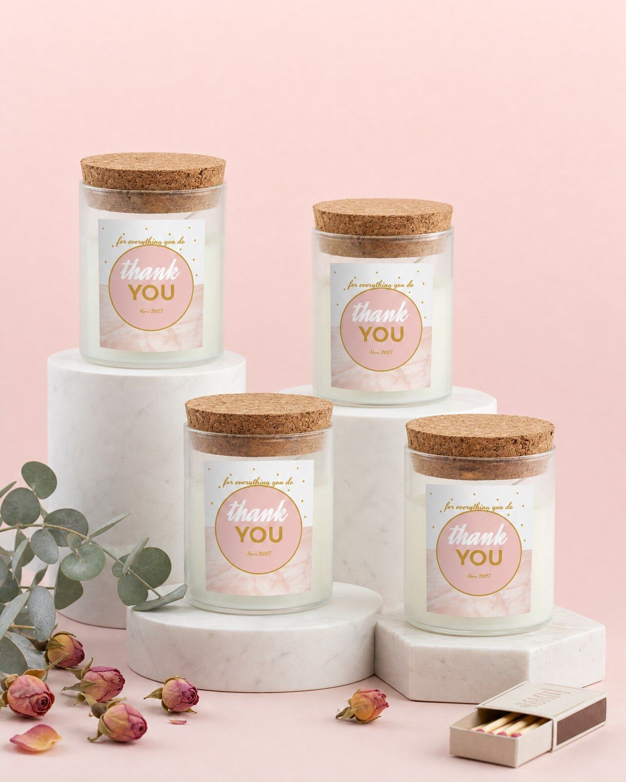 Vier gepersonaliseerde mini geurkaarsjes met een thank you etiket