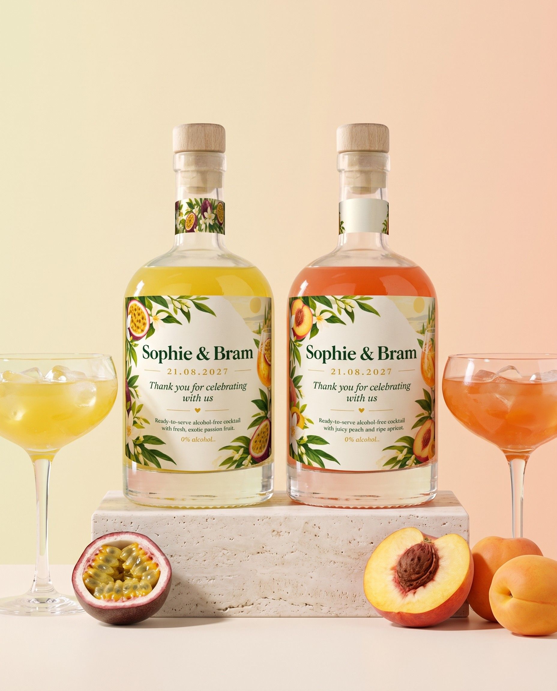 Twee gepersonaliseerde mocktails, passievrucht en perzik-abrikoos, met bijpassende huwelijksetiketten
