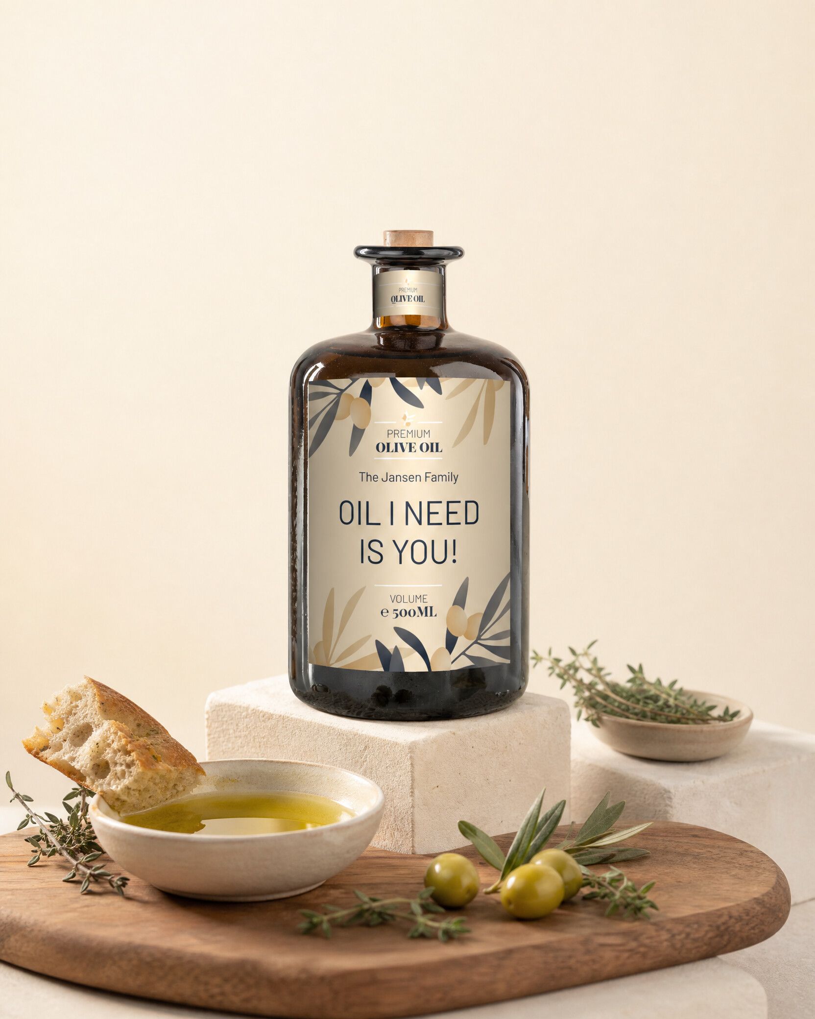 Gepersonaliseerde olijfolie met I Olive You-etiket en brood gedoopt in olie