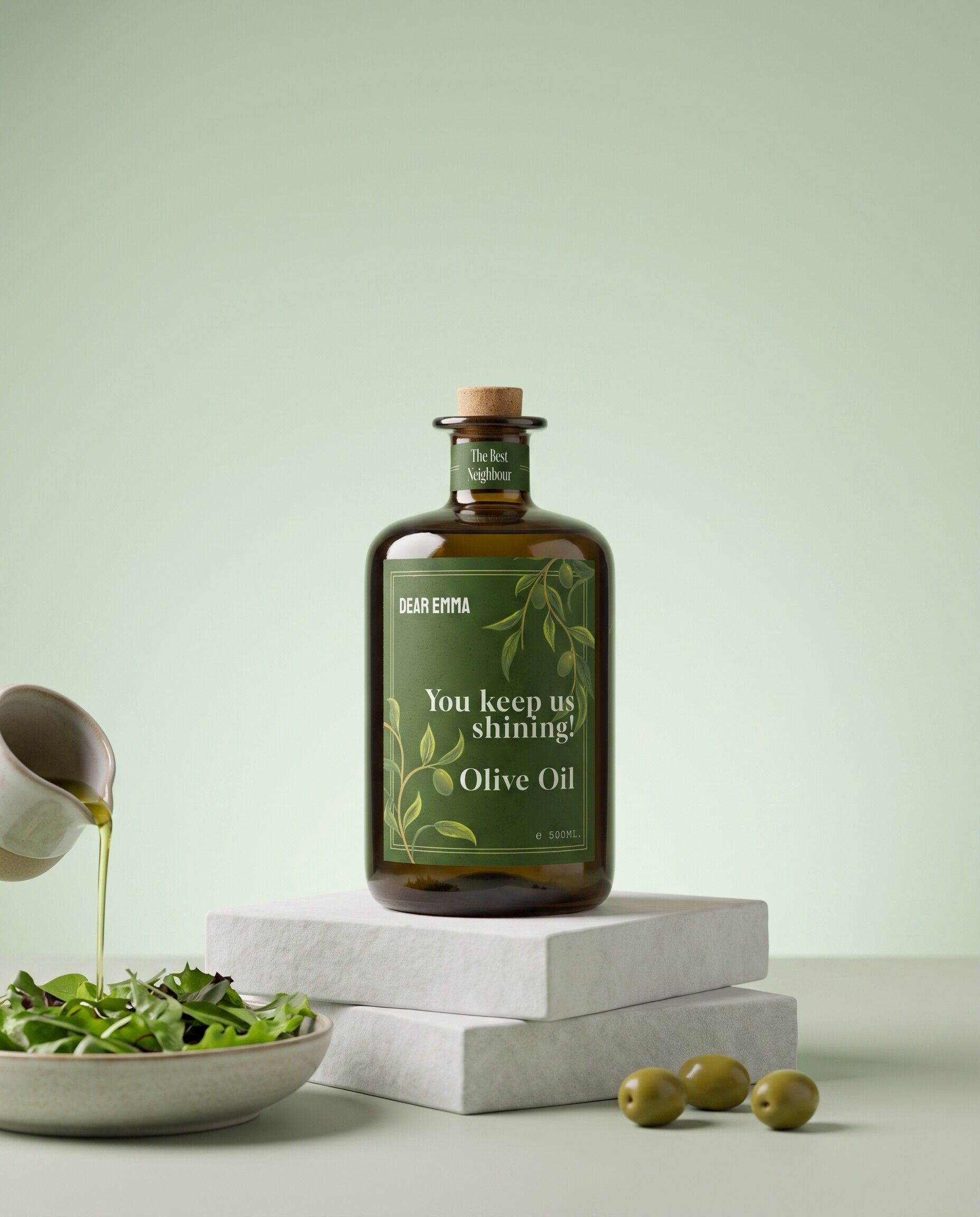 Gepersonaliseerde olijfolie met mediterraan etiket, olie over de salade