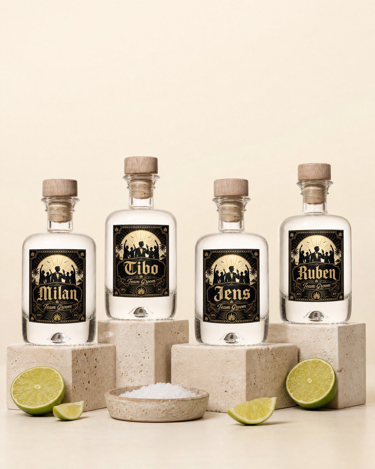 Vier gepersonaliseerde tequila mini flesjes met de namen van de vrienden als vrijgezellencadeau