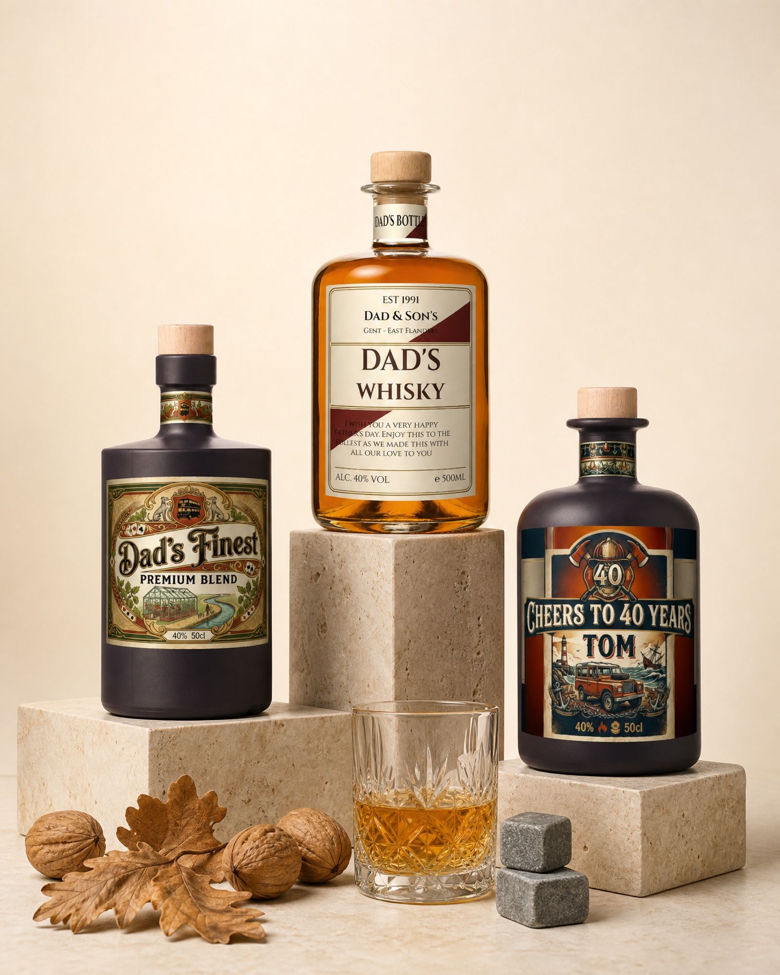 Drie gepersonaliseerde whiskyflessen met verschillende etiketten naast elkaar op stenen sokkels