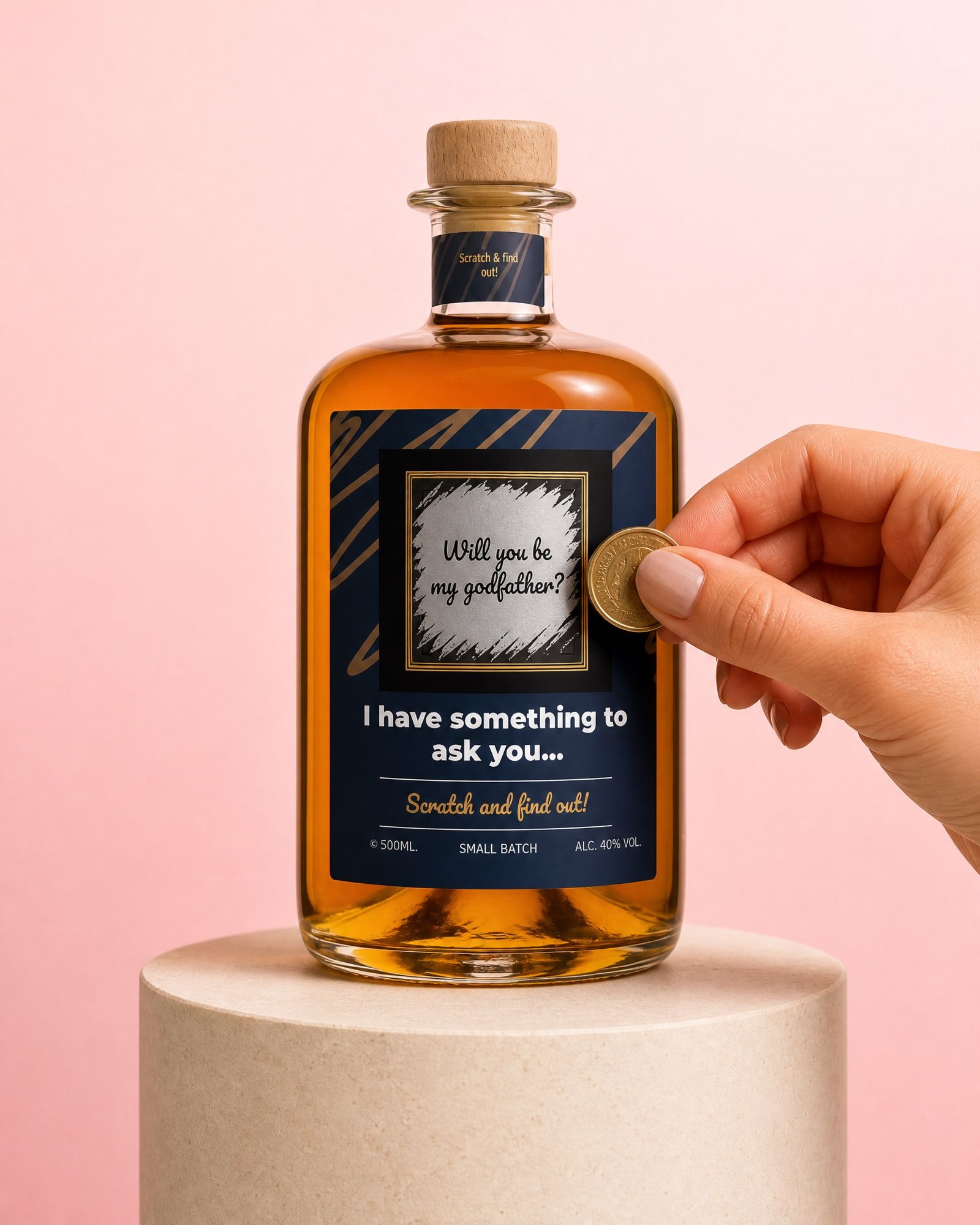 Gepersonaliseerde whisky met kraslaag op het etiket en een muntstuk om de verborgen boodschap vrij te krassen