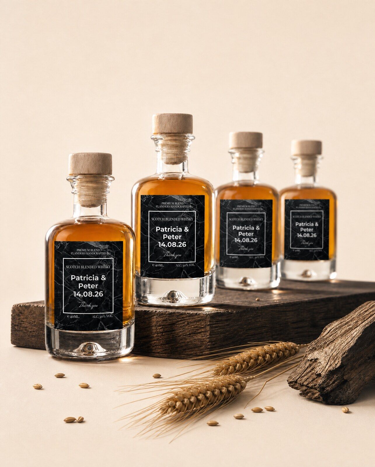 Vier gepersonaliseerde whisky mini flesjes met een zwart marmeren etiket
