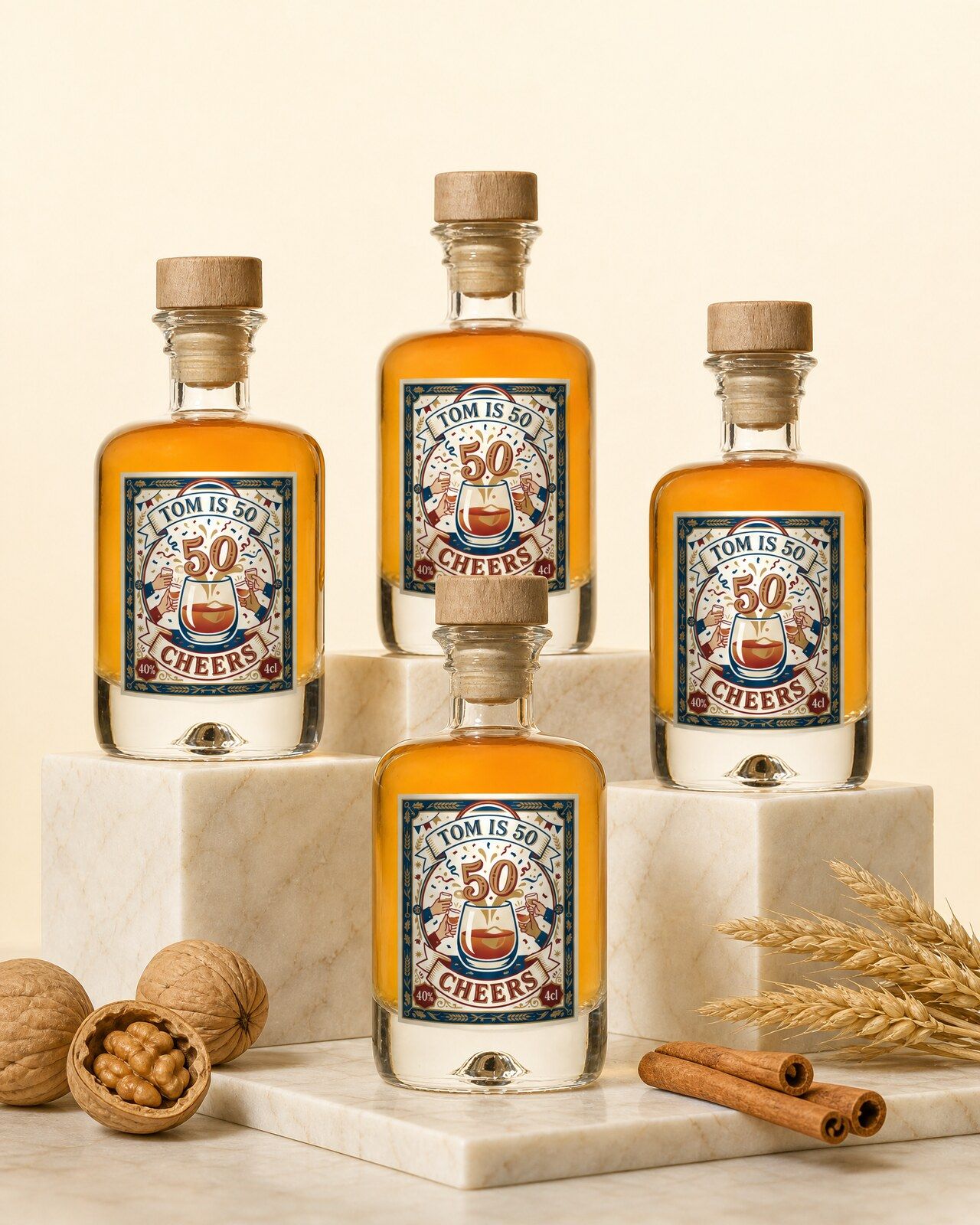 Vier gepersonaliseerde whisky mini flesjes met een verjaardagsetiket