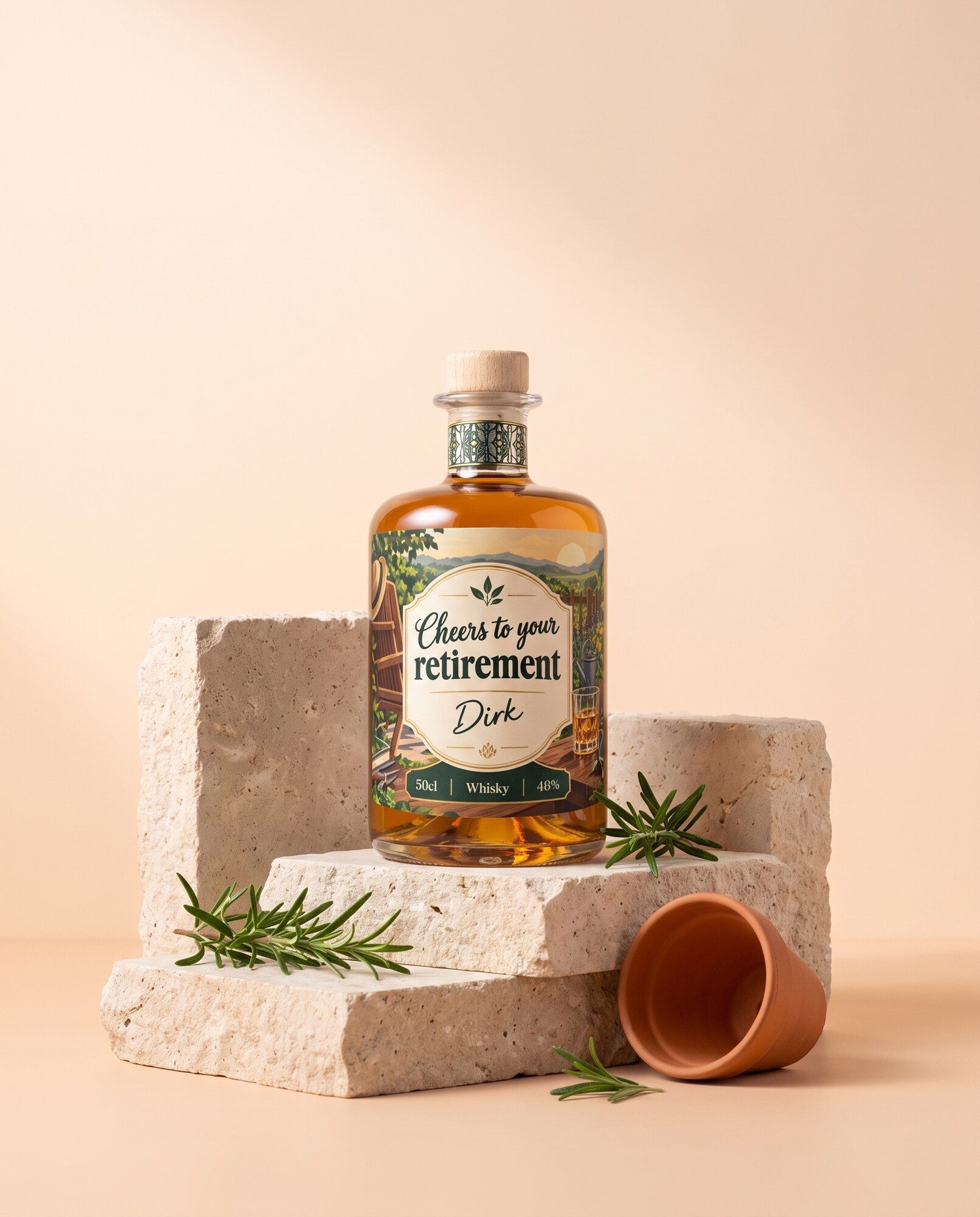 Gepersonaliseerde whisky met eigen etiket als pensioencadeau, met rozemarijn en terracotta potje