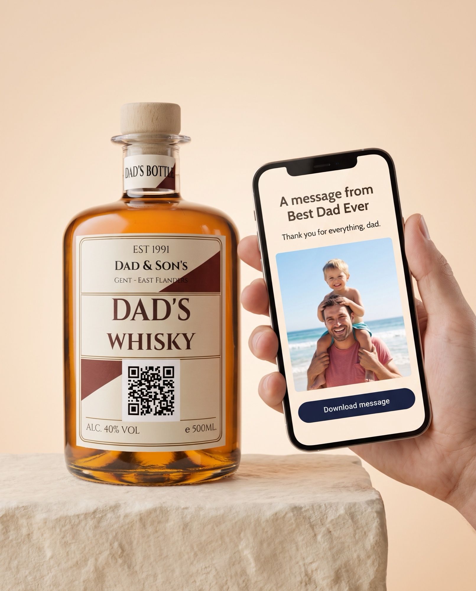 Gepersonaliseerde whisky met QR-code op het etiket die een persoonlijke videoboodschap opent op de smartphone