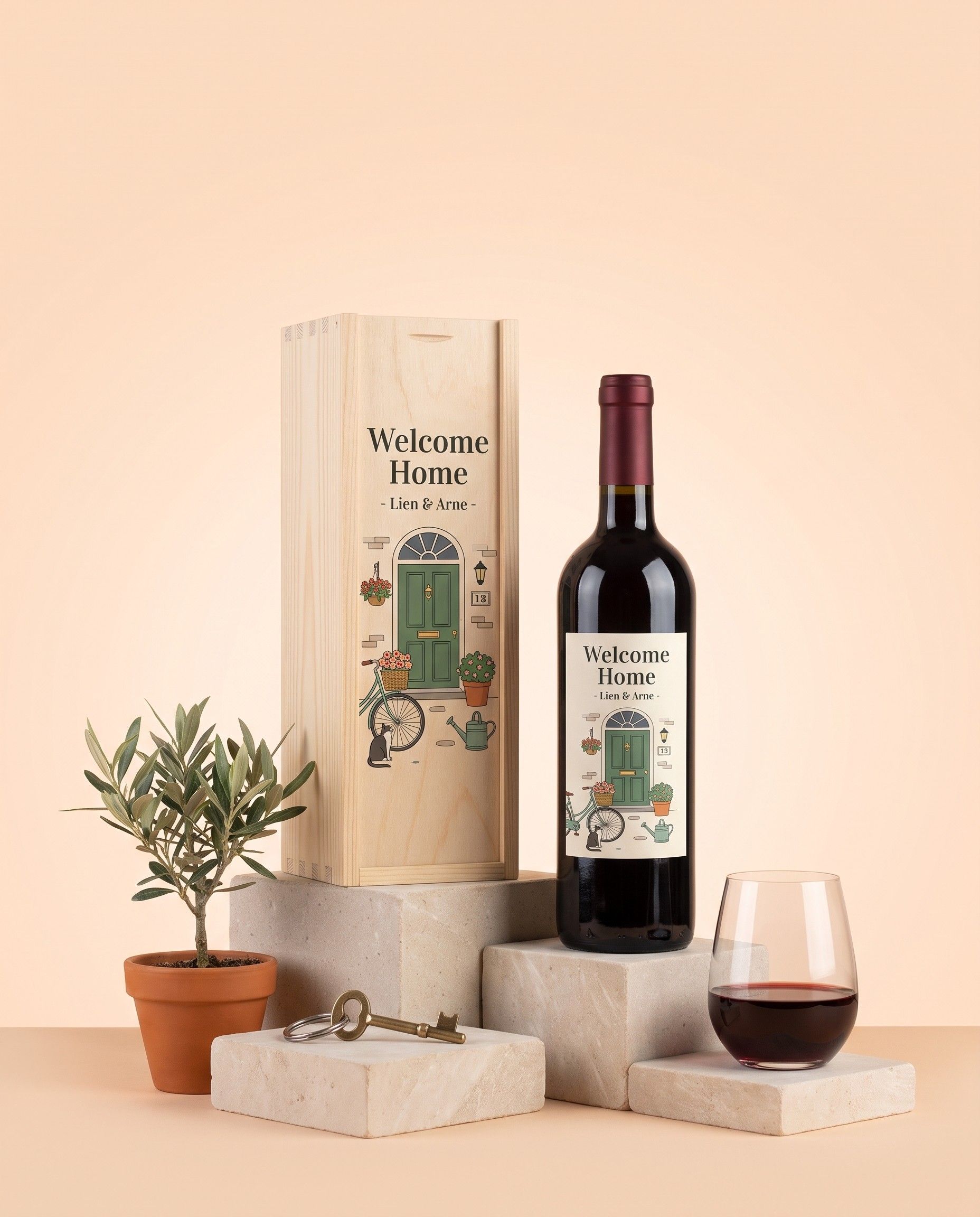 Houten kist met bedrukt deksel Welcome Home Lien & Arne en een fles wijn met hetzelfde etiket