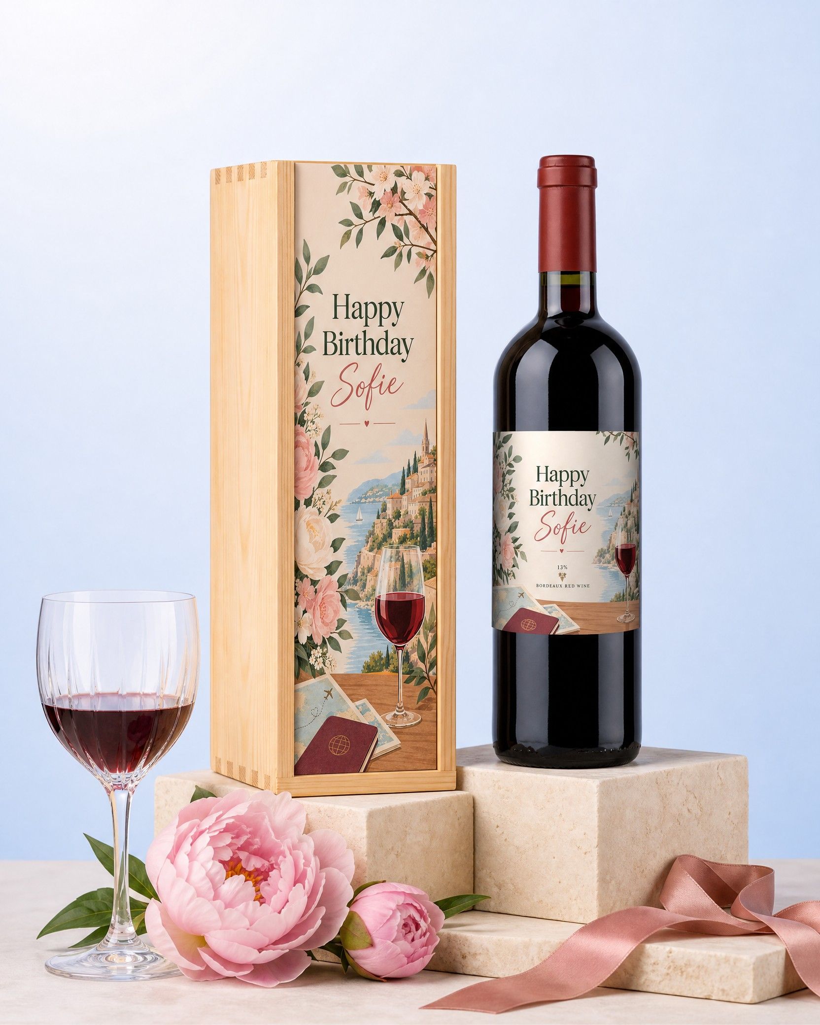 Gepersonaliseerde wijn in een houten kist met bedrukt deksel Happy Birthday Sofie, met pioenrozen en een glas rode wijn