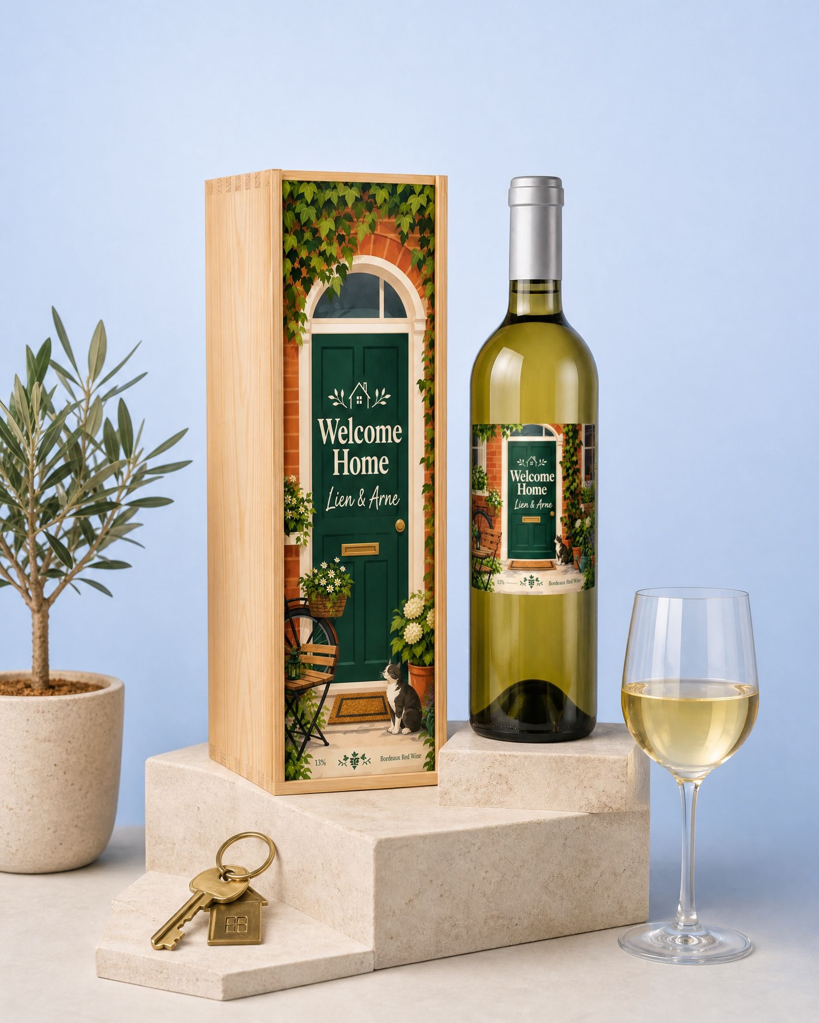 Houten kist met één fles gepersonaliseerde witte wijn en bedrukt deksel Welcome Home Lien & Arne, met een gevuld glas witte wijn