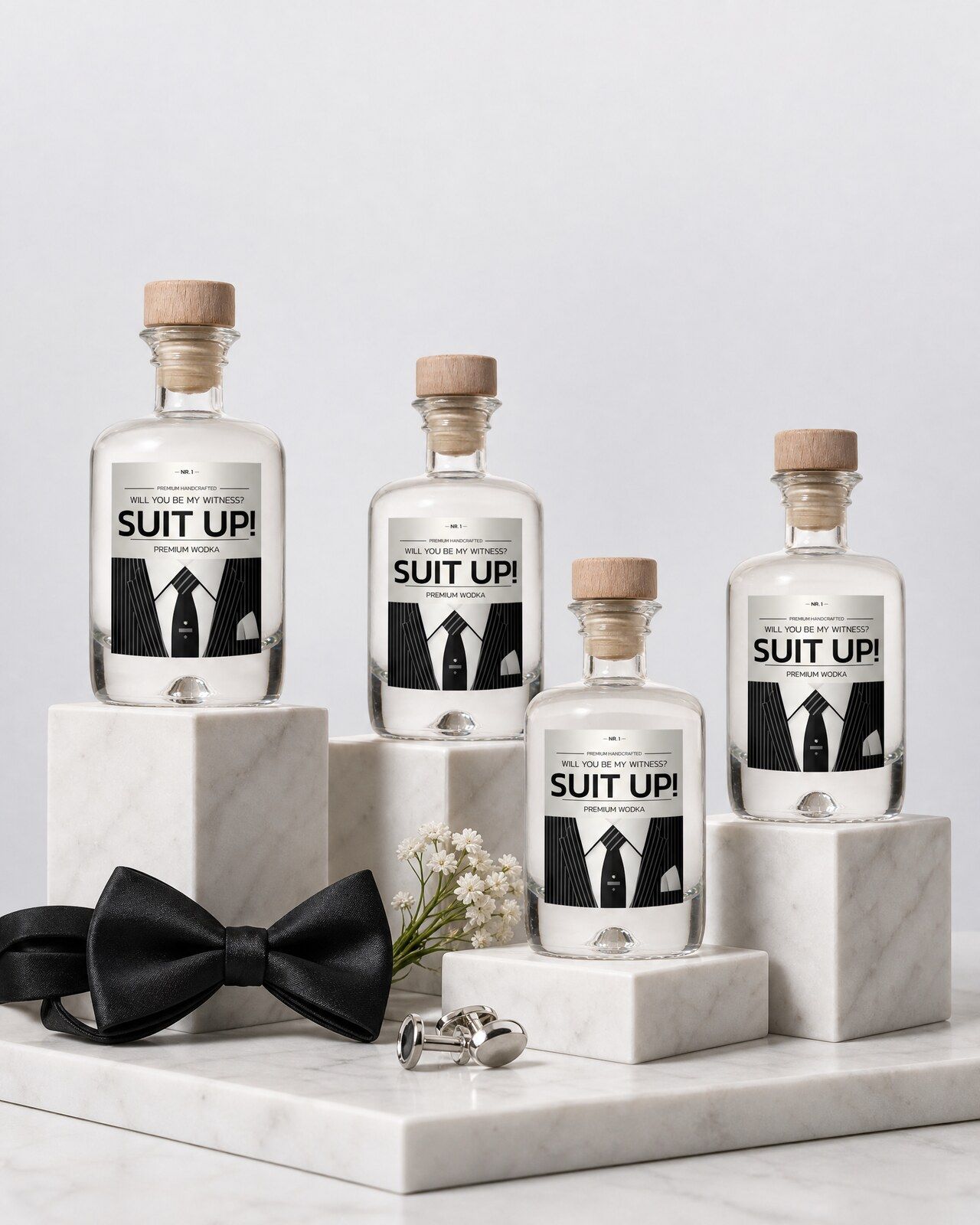 Vier gepersonaliseerde wodka mini flesjes om te vragen of iemand je getuige wil zijn