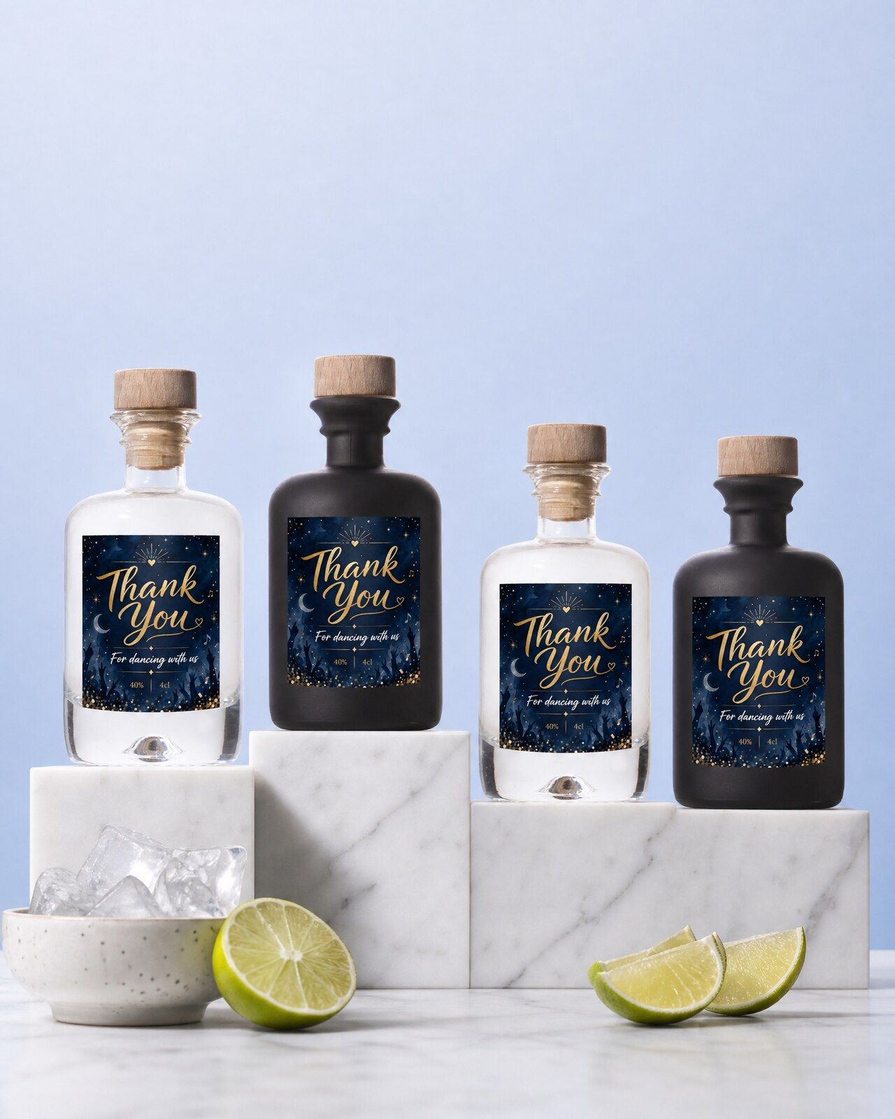 Gepersonaliseerde wodka mini flesjes in helder en mat zwart glas als bedankje voor de gasten