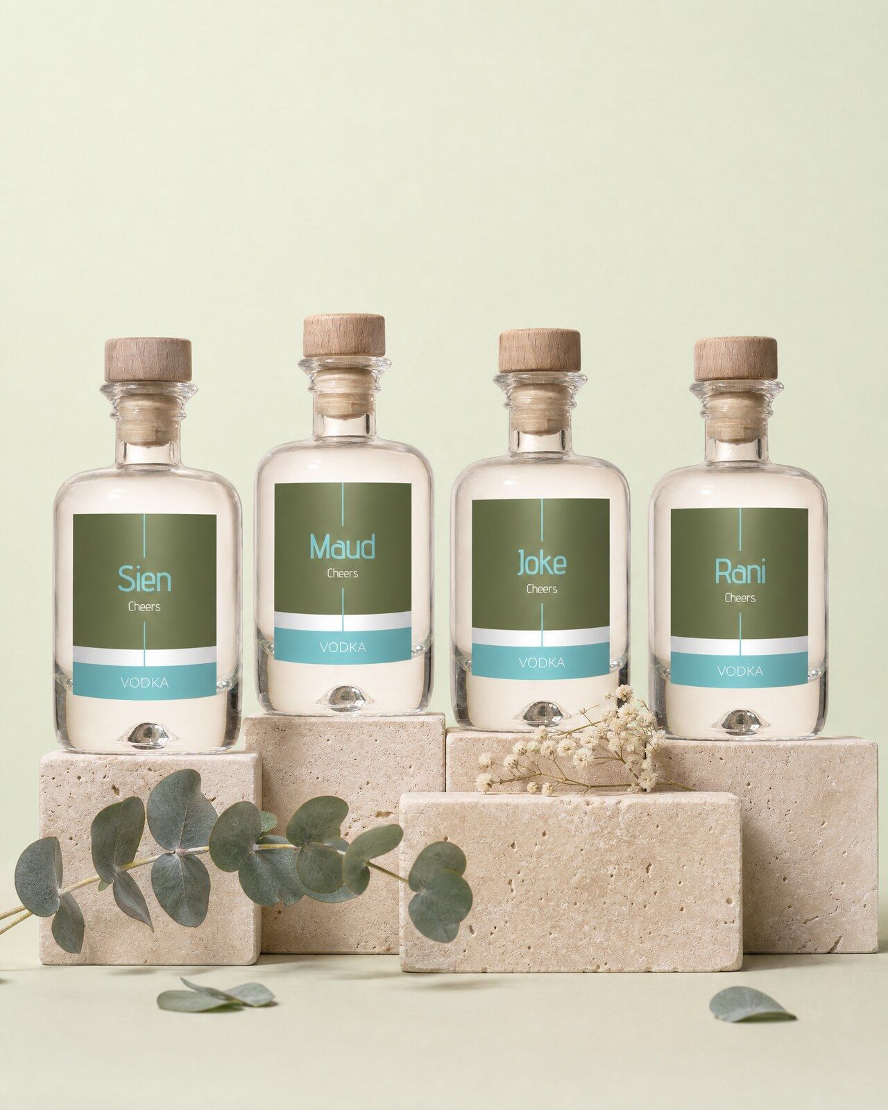Vier gepersonaliseerde wodka mini flesjes met een eigen naam per flesje
