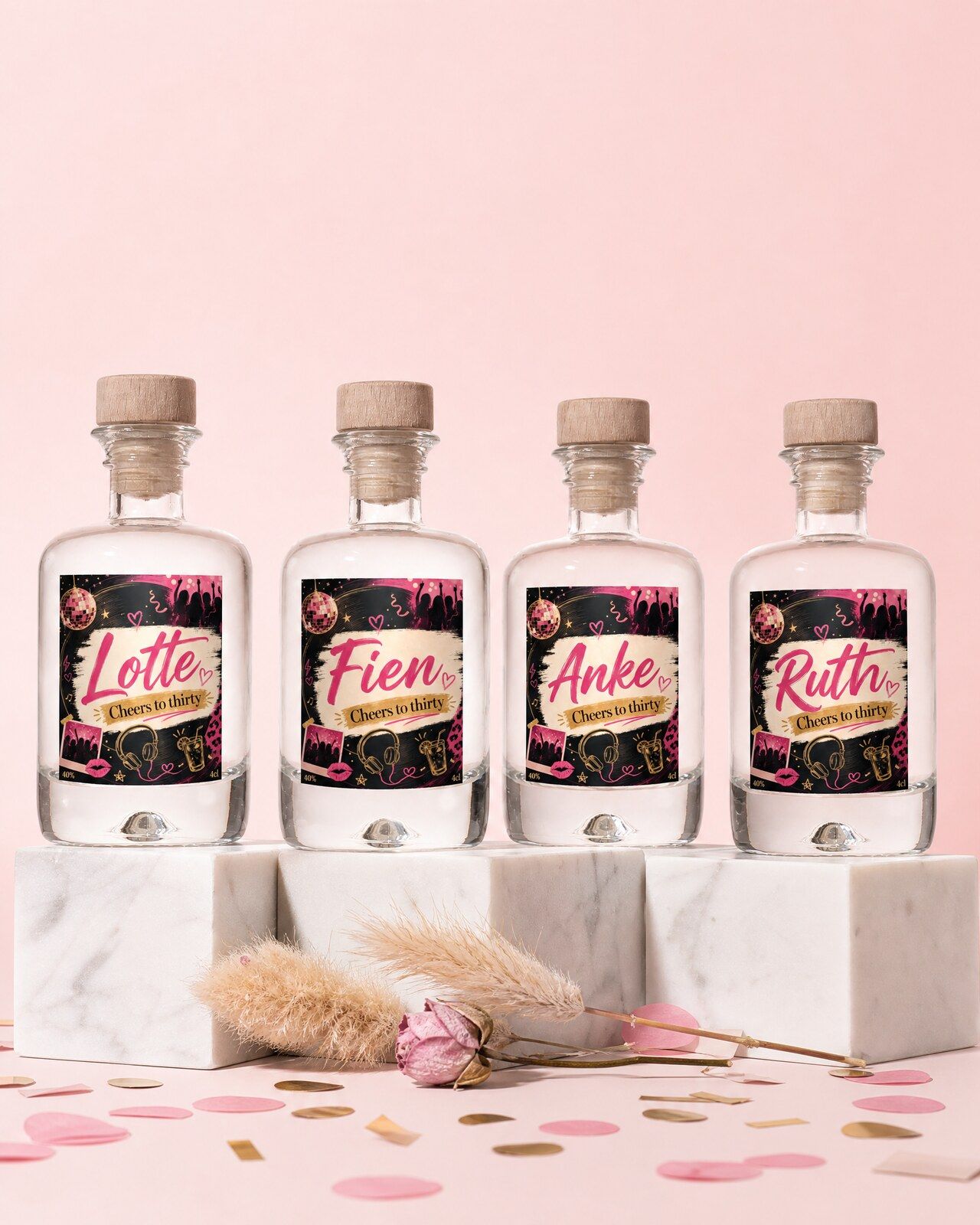 Vier gepersonaliseerde wodka mini flesjes met de namen van de vriendinnen als verjaardagscadeau