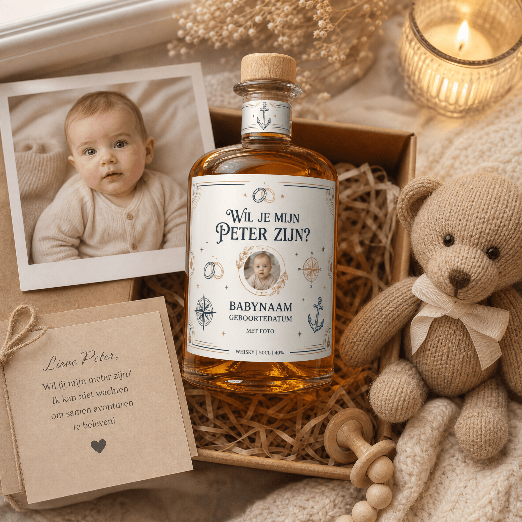 Gepersonaliseerde whisky als 'wil je mijn peter zijn'-cadeau met bedrukt label met babynaam, foto en geboortedatum op warm verlicht tafereel.